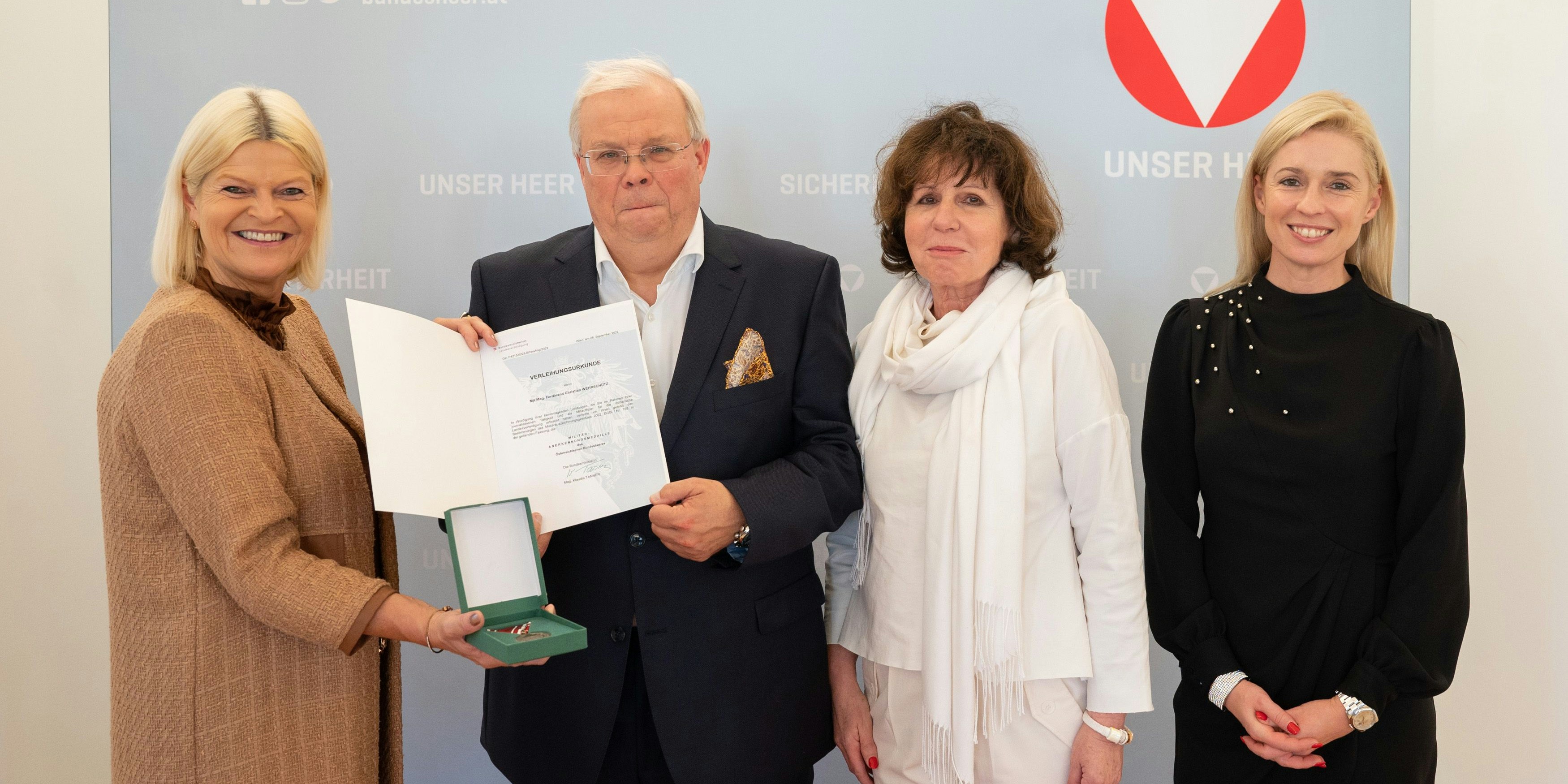 Verteidigungsministerin Tanner mit der Familie Wehrschütz