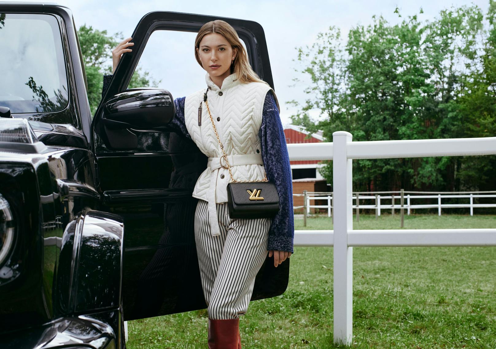 Eve Jobs ist begeisterte Reiterin. Louis Vuitton fotografierte das junge Model deswegen auch gleich hoch zu Ross und im Reitstall. Trés chic!