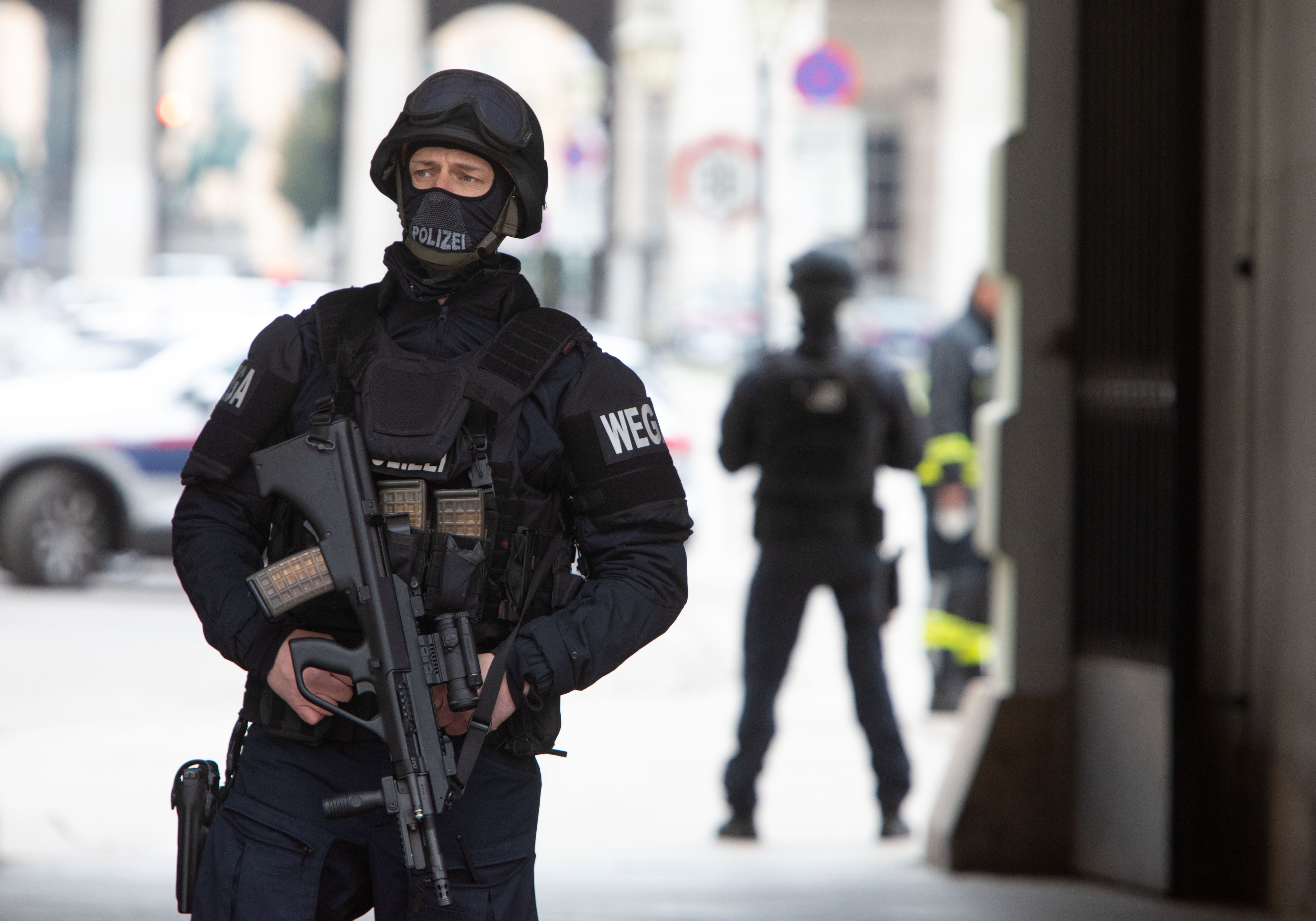 Download von www.picturedesk.com am 15.11.2022 (10:18).  ÖSTERREICH; WIEN, 20210317; Bewaffnete Polizisten der Sondereinheit WEGA stehen während des officielen Besuch des Israelistischen Staatspräsidenten Reuven Rivlin in der Hofburg in Wien am 17. März 2021 ///AUSTRIA; VIENNA, 20210317; Armed policemen of the special unit WEGA stand in the Hofburg in Vienna on March 17, 2021 - 20210317_PD13258 - Rechteinfo: Rights Managed (RM)