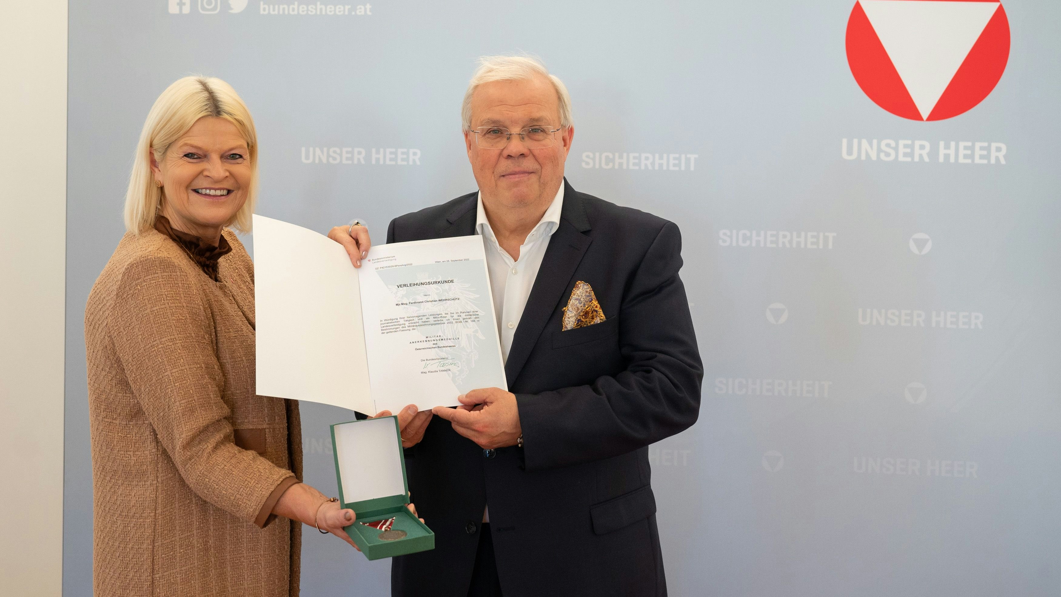 Verteidigungsministerin Klaudia Tanner übergibt Christian Wehrschütz Major der Miliz die Militär-Annerkennungsmedaille