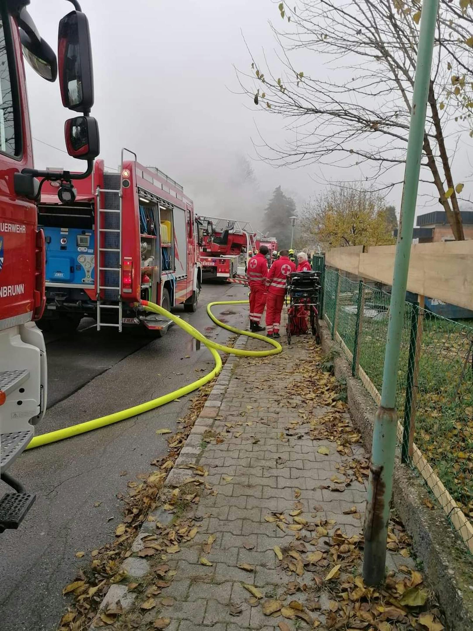 Wohnhaus im Bezirk Gänserndorf in Brand: Auch das Rote Kreuz stand mit einem großen Aufgebot im Einsatz.