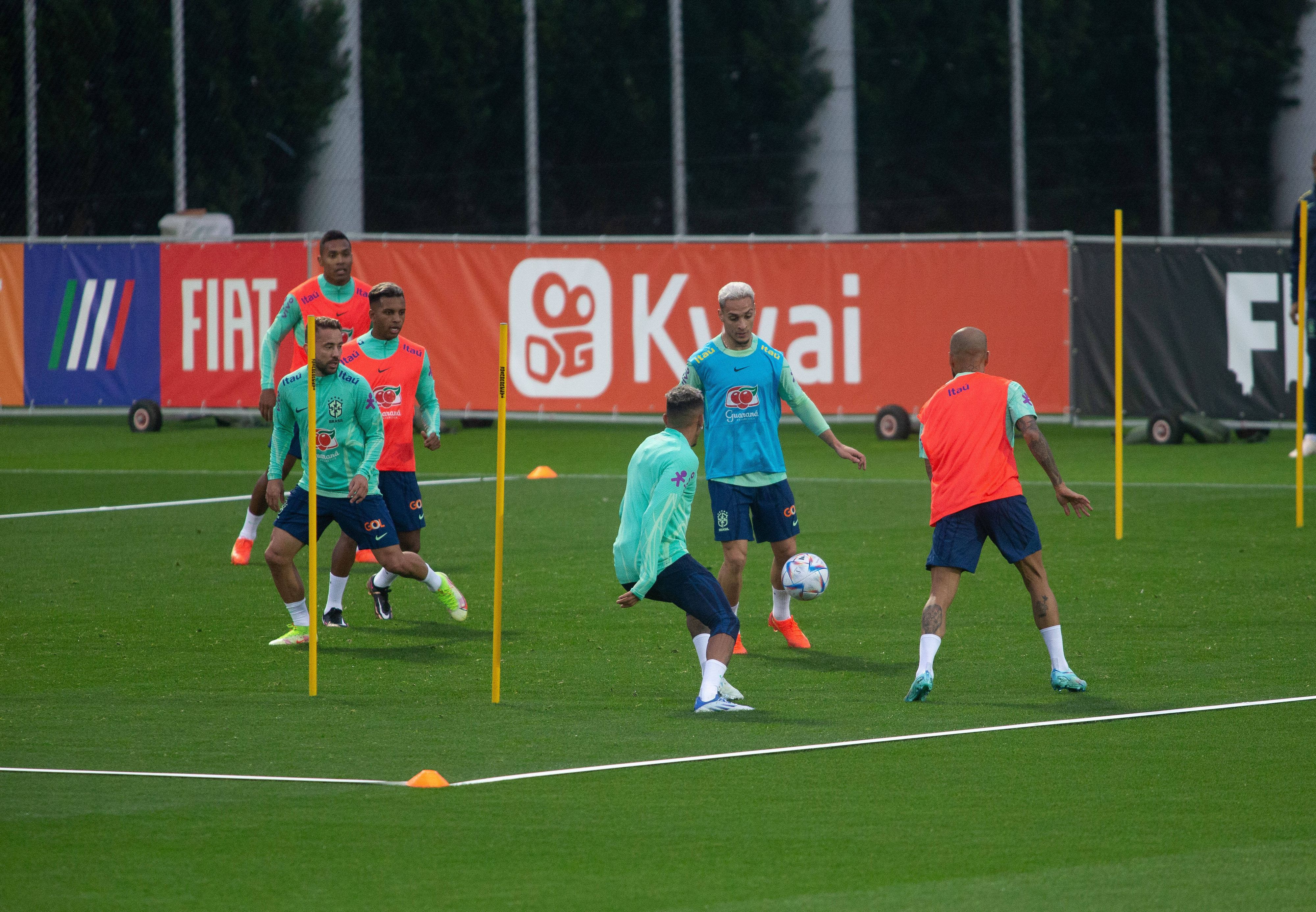 Antony dribbelt seine Mitspieler aus