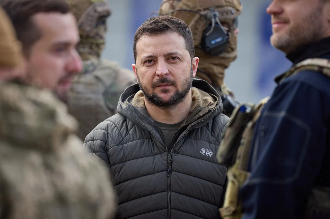 Download von www.picturedesk.com am 15.11.2022 (07:27).  *** SERVICEBILD *** This handout photograph taken and released by Ukrainian Presidential press service on November 14, 2022, shows Ukrainian President Volodymyr Zelensky looking on during his visit to the newly liberated city of Kherson, following the retreat of Russian forces from the strategic hub. (Photo by Handout / UKRAINIAN PRESIDENTIAL PRESS SERVICE / AFP) / RESTRICTED TO EDITORIAL USE - MANDATORY CREDIT "AFP PHOTO / HO - UKRAINIAN PRESIDENTIAL PRESS SERVICE" - NO MARKETING NO ADVERTISING CAMPAIGNS - DISTRIBUTED AS A SERVICE TO CLIENTS - 20221114_PD4324 - Rechteinfo: Servicebild (SB) Bei diesem Bild ist PictureDesk ausschließlich technischer Dienstleister und stellt eine technische Bearbeitungsgebühr in Rechnung. PictureDesk ist weder Urheber noch Rechteinhaber. Die Nutzung liegt in alleiniger Verantwortung des Kunden. Nur für redaktionelle Nutzung! Werbliche Nutzung erfordert Freigabe: bitte schicken Sie uns eine Anfrage.
