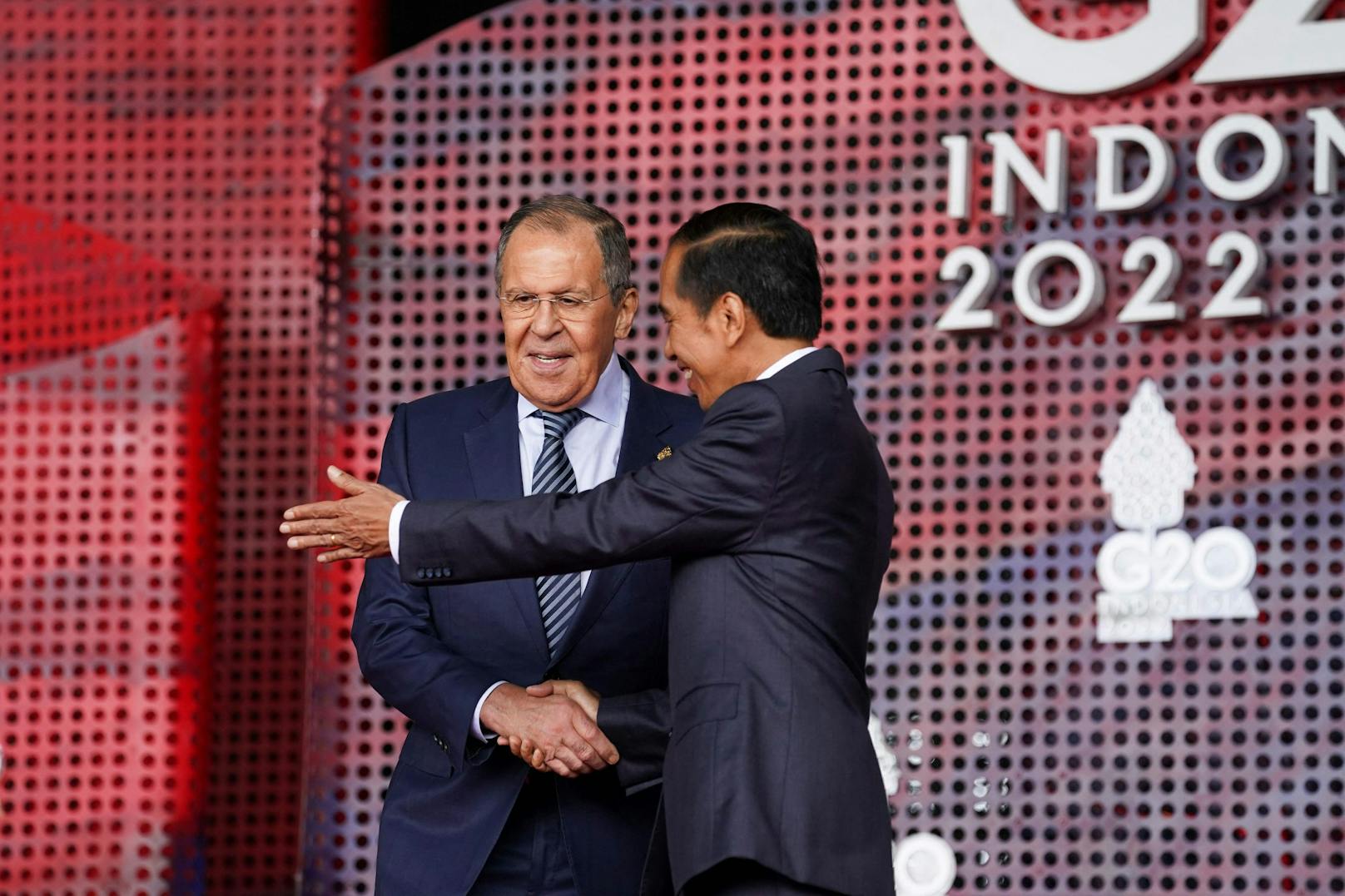 Freundlicher Empfang: Der russische Außenminister Sergei Lawrow (links) und der indonesische Präsident Joko Widodo. 