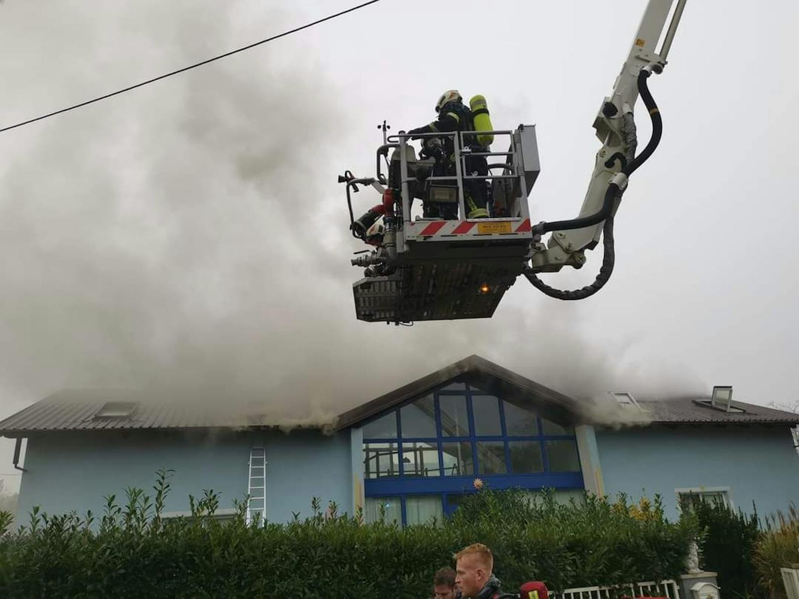 Wohnhaus im Bezirk Gänserndorf in Brand: Feuerwehr im Löscheinsatz