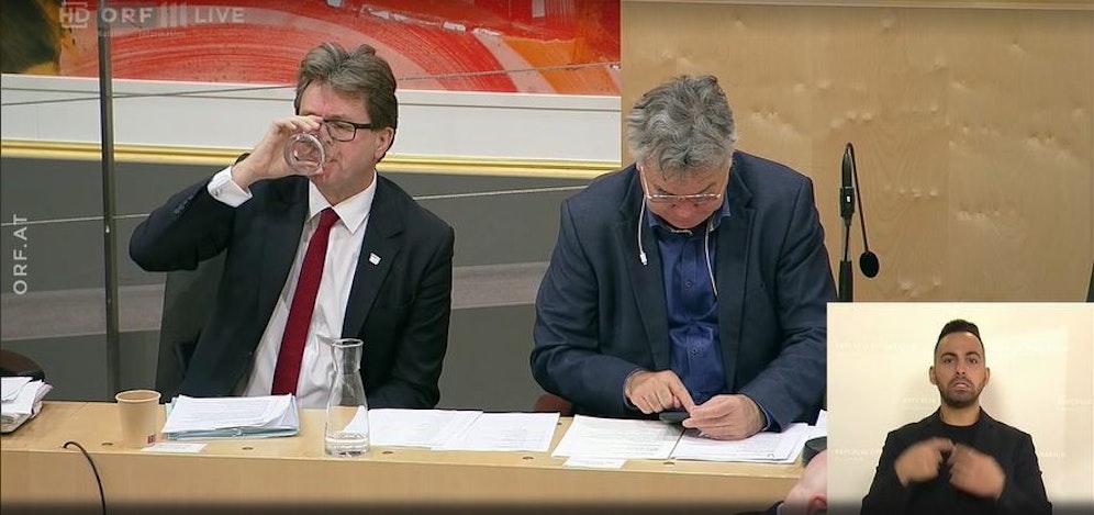 Vizekanzler Werner Kogler tippte während der Nationalratssitzung am Handy. Das Ladekabel dazu trug er um den Hals.