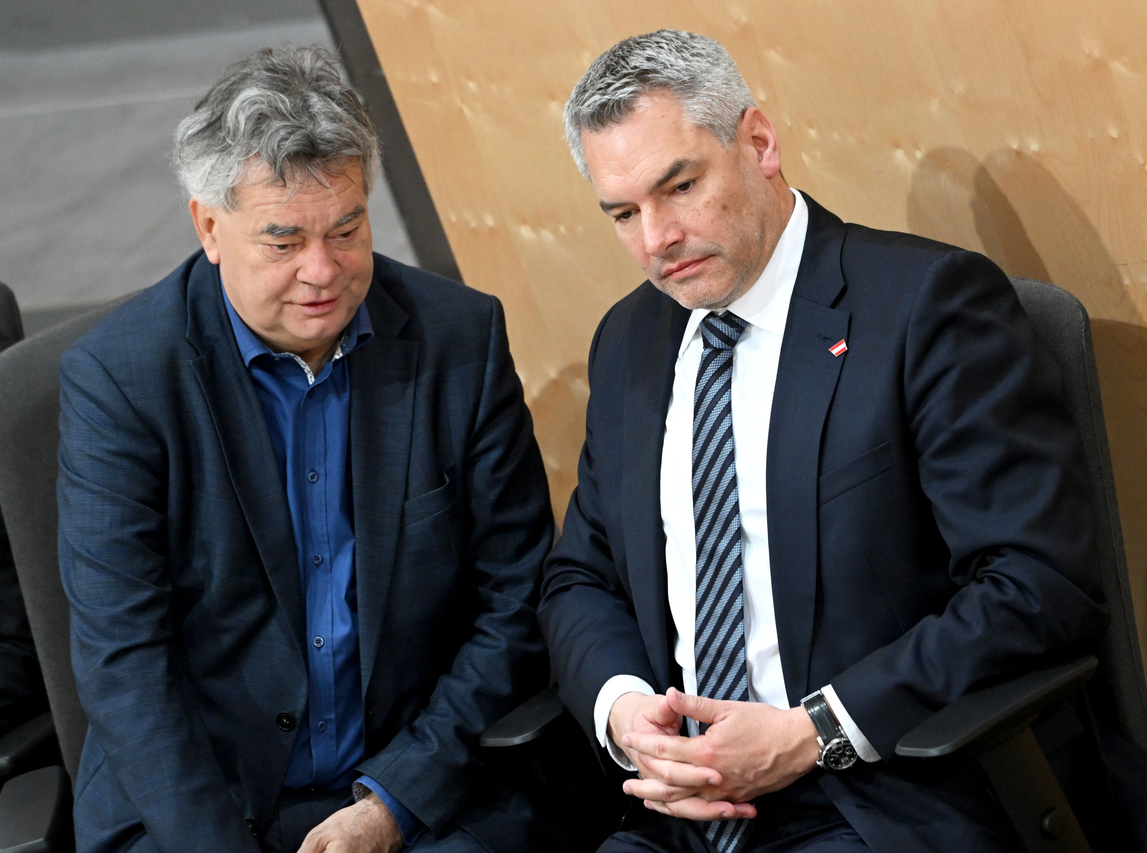 Vizekanzler Werner Kogler (Grüne) und Bundeskanzler Karl Nehammer (ÖVP) im Rahmen einer Sitzung des Nationalrates im Parlamentsausweichquartier in der Hofburg am Dienstag, 15. November 2022.