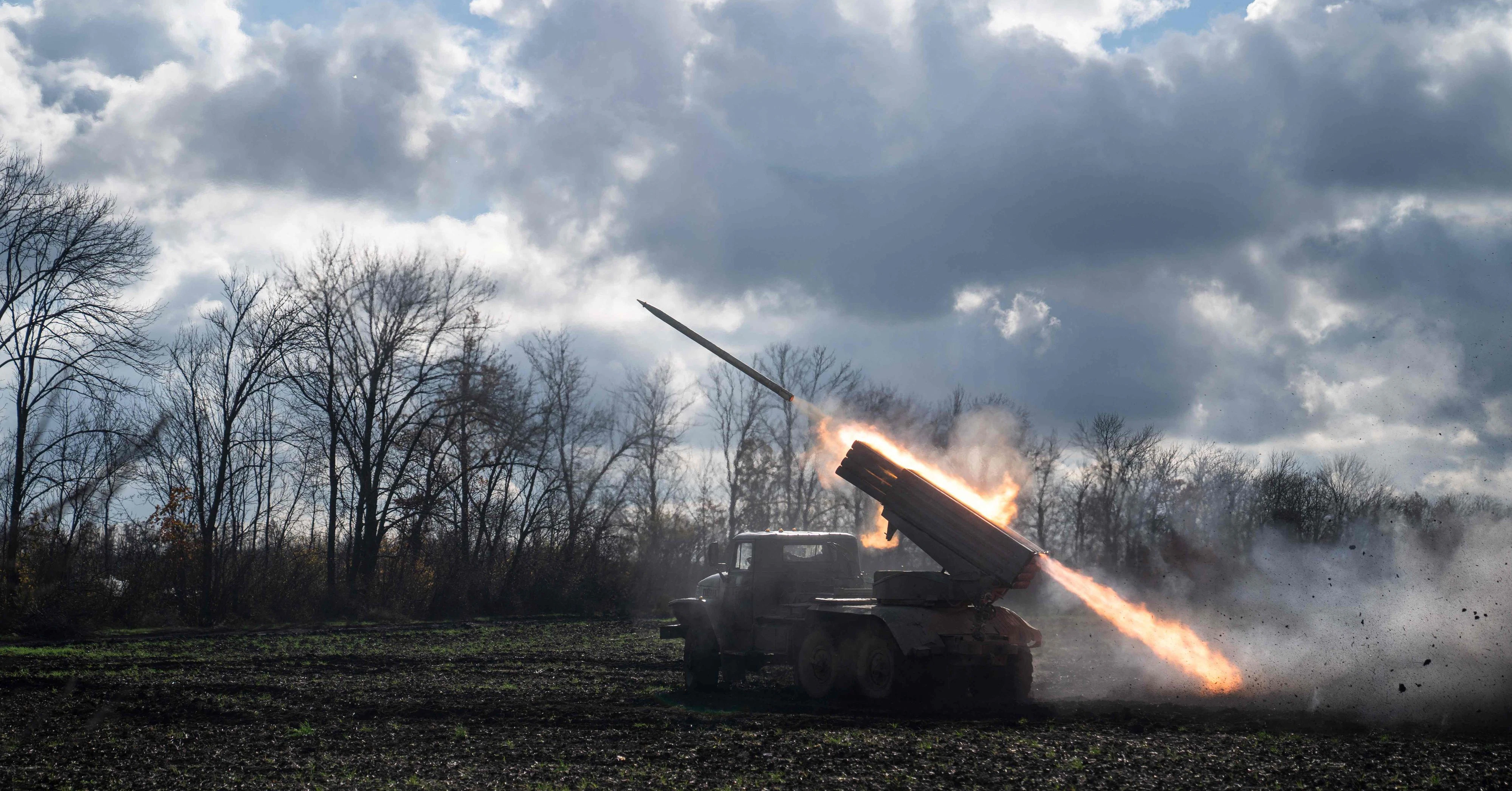 Download von www.picturedesk.com am 15.11.2022 (19:45).  A Ukrainian BM-21 'Grad' multiple rocket launcher fires a rocket towards Russian positions on a front line in the Kharkiv region on November 3, 2022, amid the Russian invasion of Ukraine. (Photo by Ihor Tkachov / AFP) - 20221103_PD10358 - Rechteinfo: Rights Managed (RM) Nur für redaktionelle Nutzung! Werbliche Nutzung erfordert Freigabe: bitte schicken Sie uns eine Anfrage.