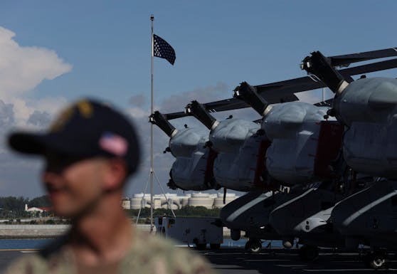 Eine Reihe von Marine MV-22B Ospreys ist auf dem Flugdeck des amphibischen Angriffsschiffs USS Tripoli.