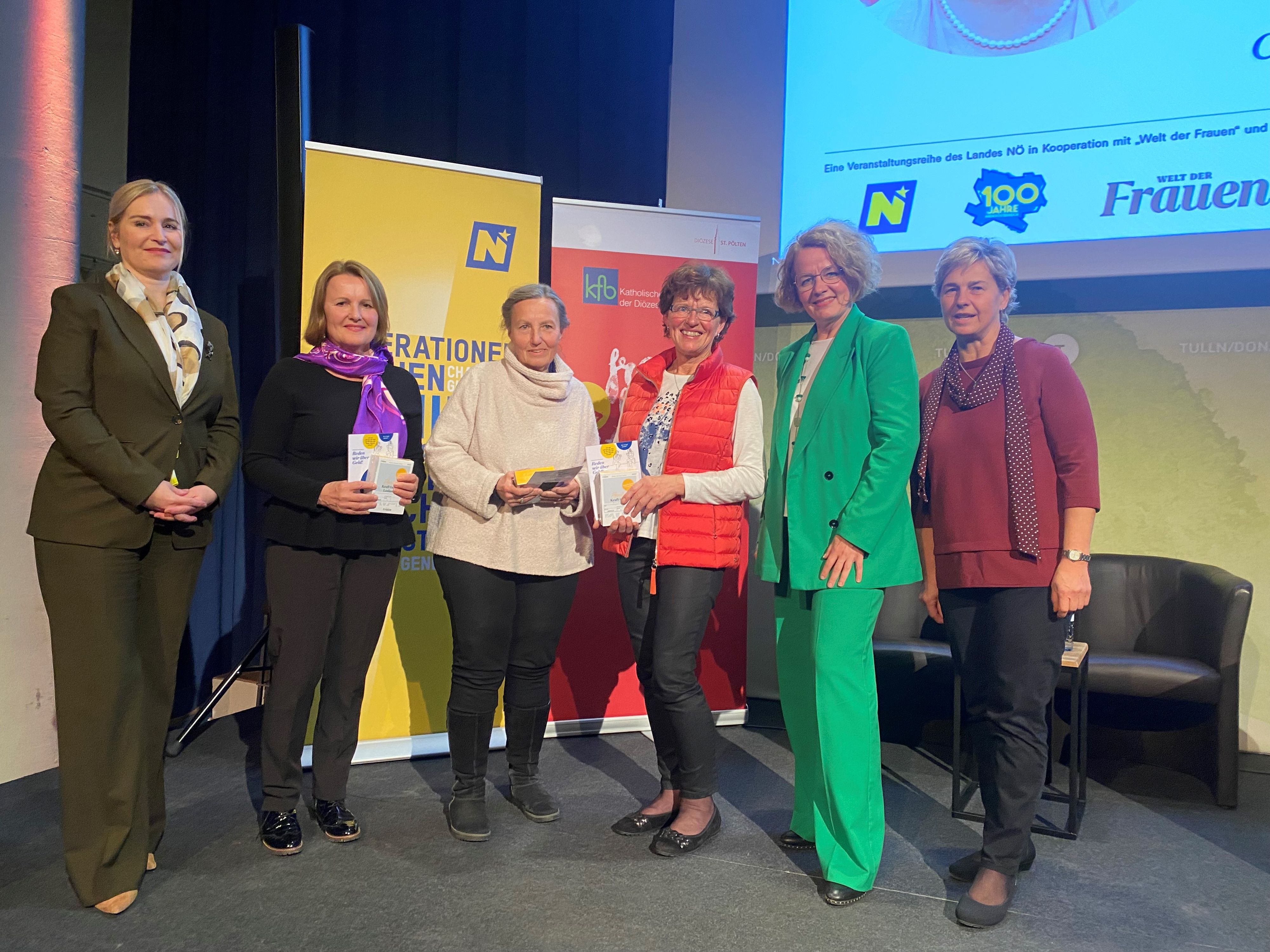 Landesrätin Christiane Teschl-Hofmeister (2.v.r.), „Welt der Frauen“-Geschäftsführerin Christiane Feigl (l.) und die Vorsitzende der Katholischen Frauenbewegung Anna Rosenberger (r.) luden zur Veranstaltungsreihe „Reden wir übers Geld“ nach Tulln ein. 