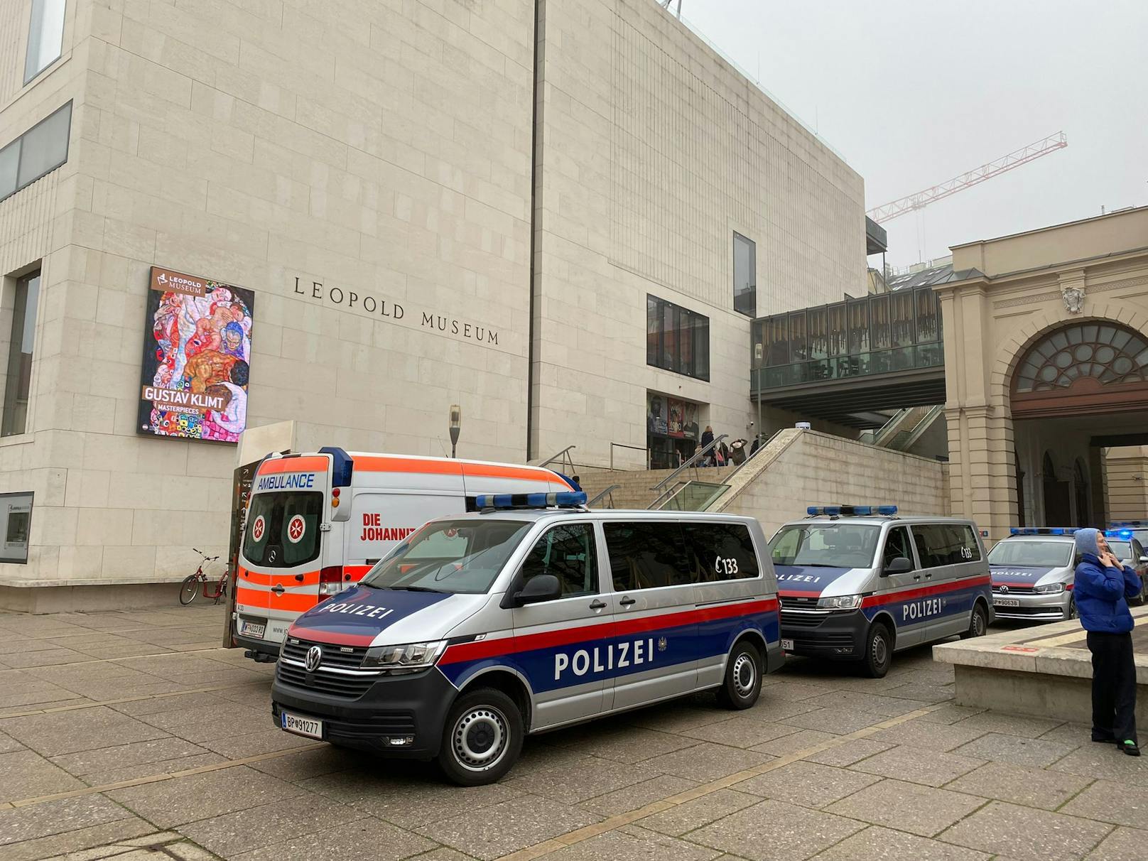 Die Polizei und die Johanniter vor dem Leopold Museum. 