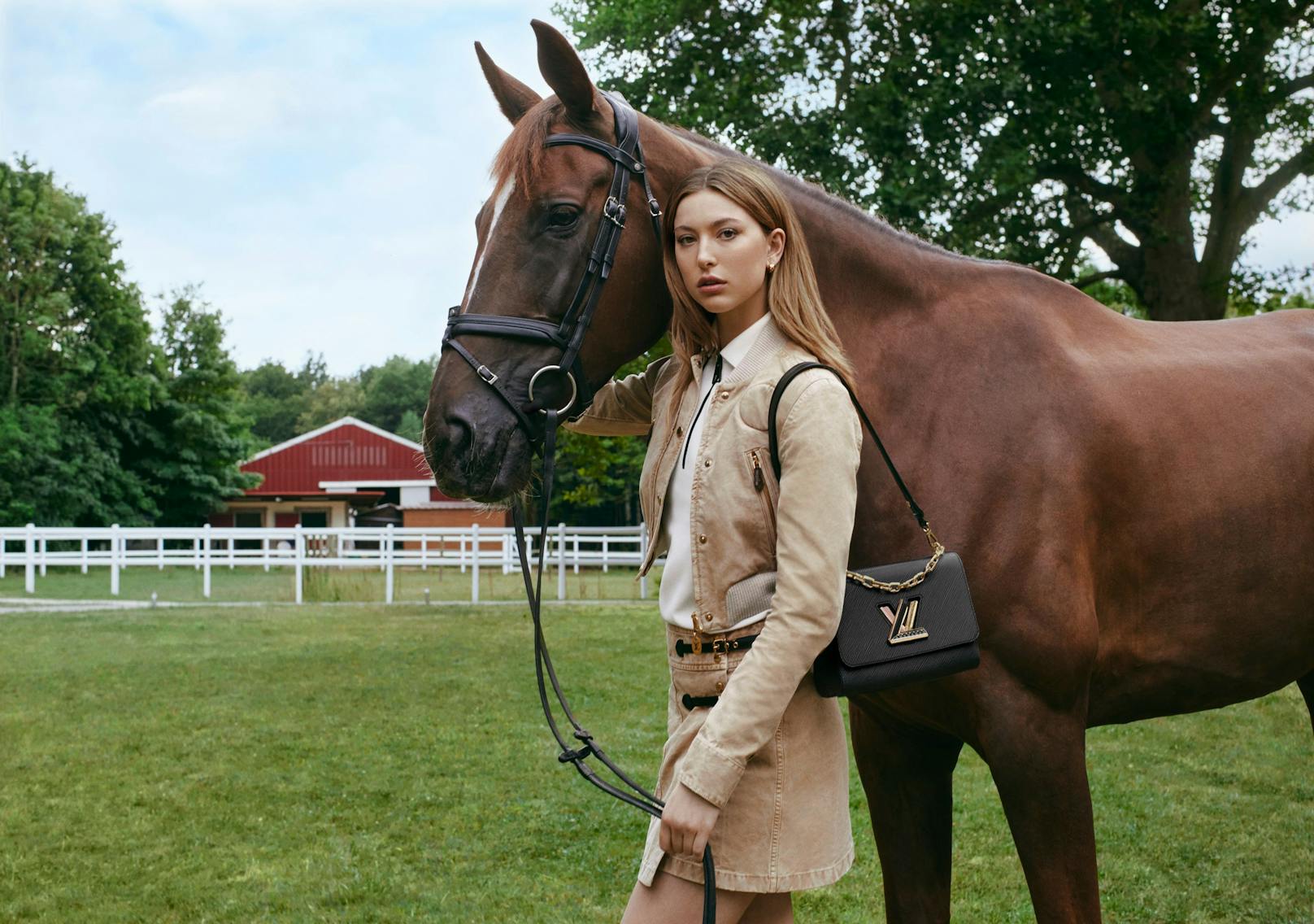 Eve Jobs ist begeisterte Reiterin. Louis Vuitton fotografierte das junge Model deswegen auch gleich hoch zu Ross und im Reitstall. Trés chic!
