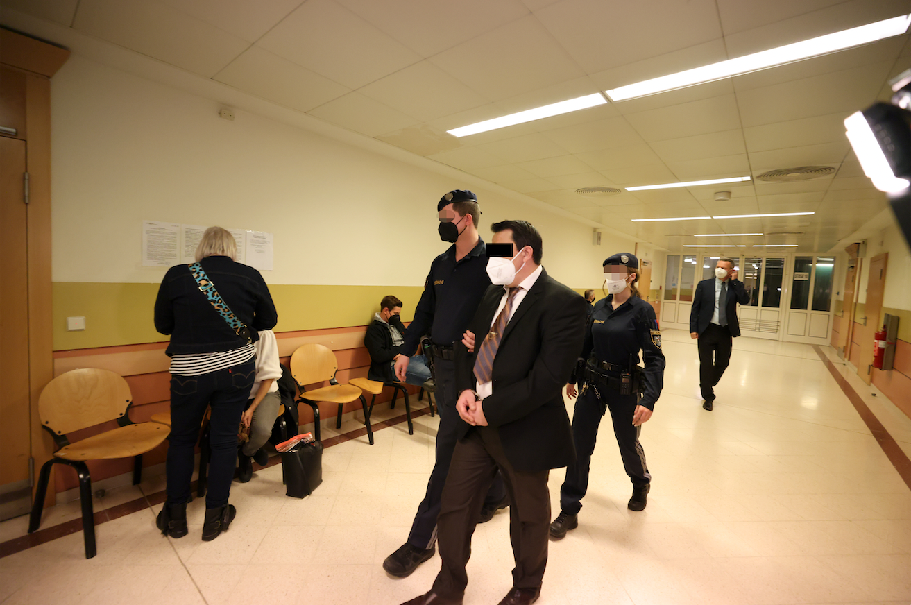 Der Täter hat die Scheidung nicht akzeptiert und ist daraufhin mit einem Messer auf seine Ex-Frau losgegangen.