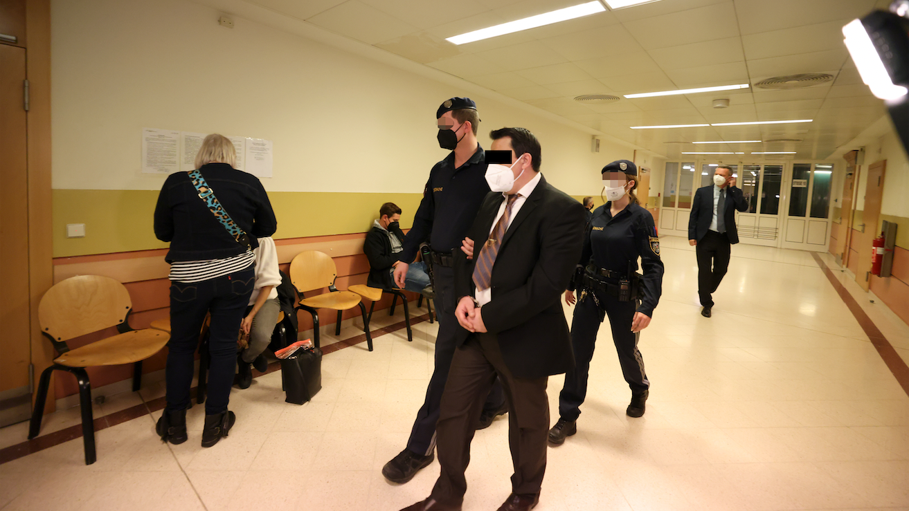 Der Angreifer hat die Scheidung nicht akzeptiert und ist daraufhin mit einem Messer auf seine Ex-Frau losgegangen.