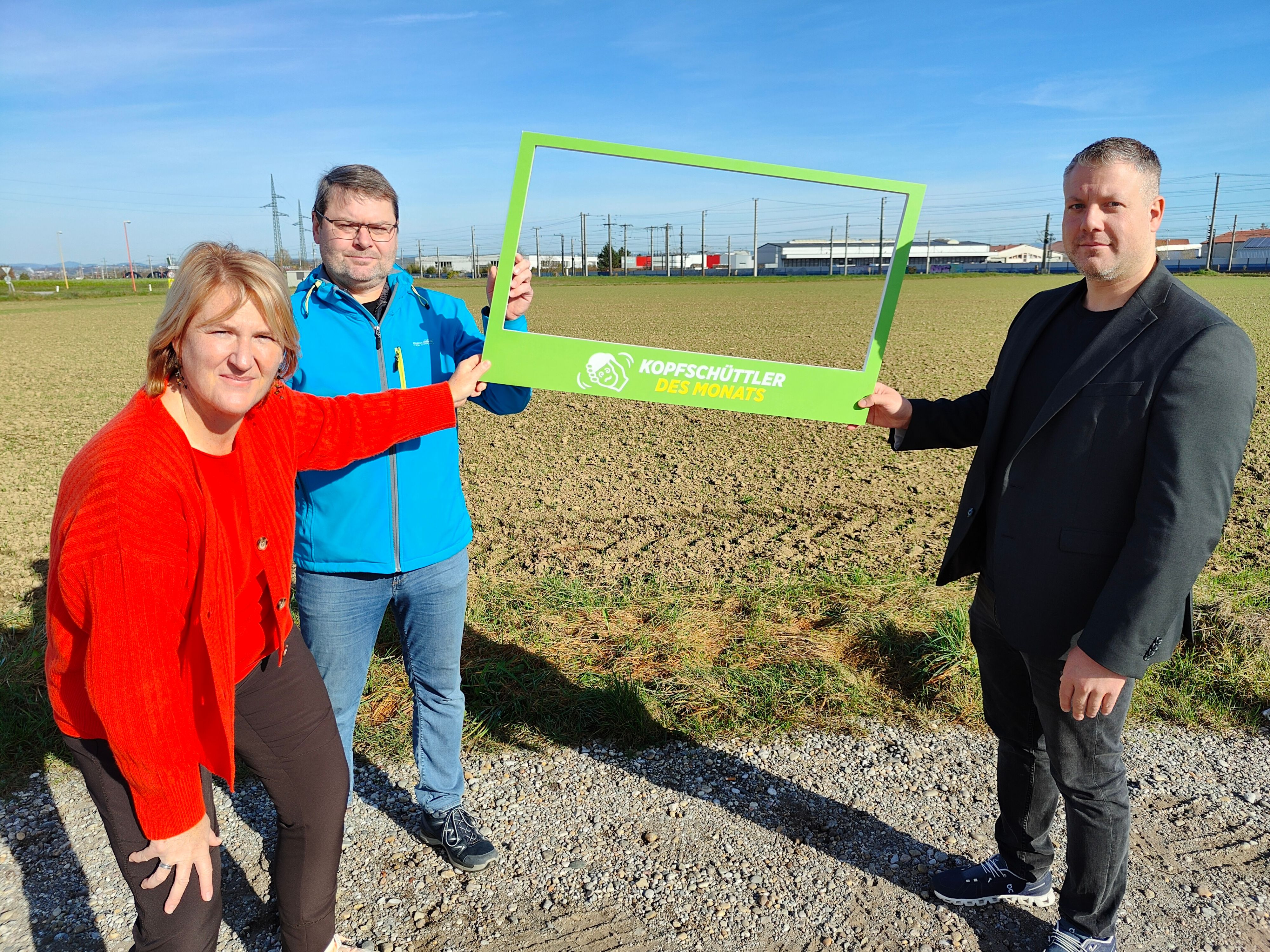 Foto von geplantem Standort vor Ort in St. Valentin: v.l.n.r. Helga Krismer, Bernd Steiner und Dominic Hörlezeder 