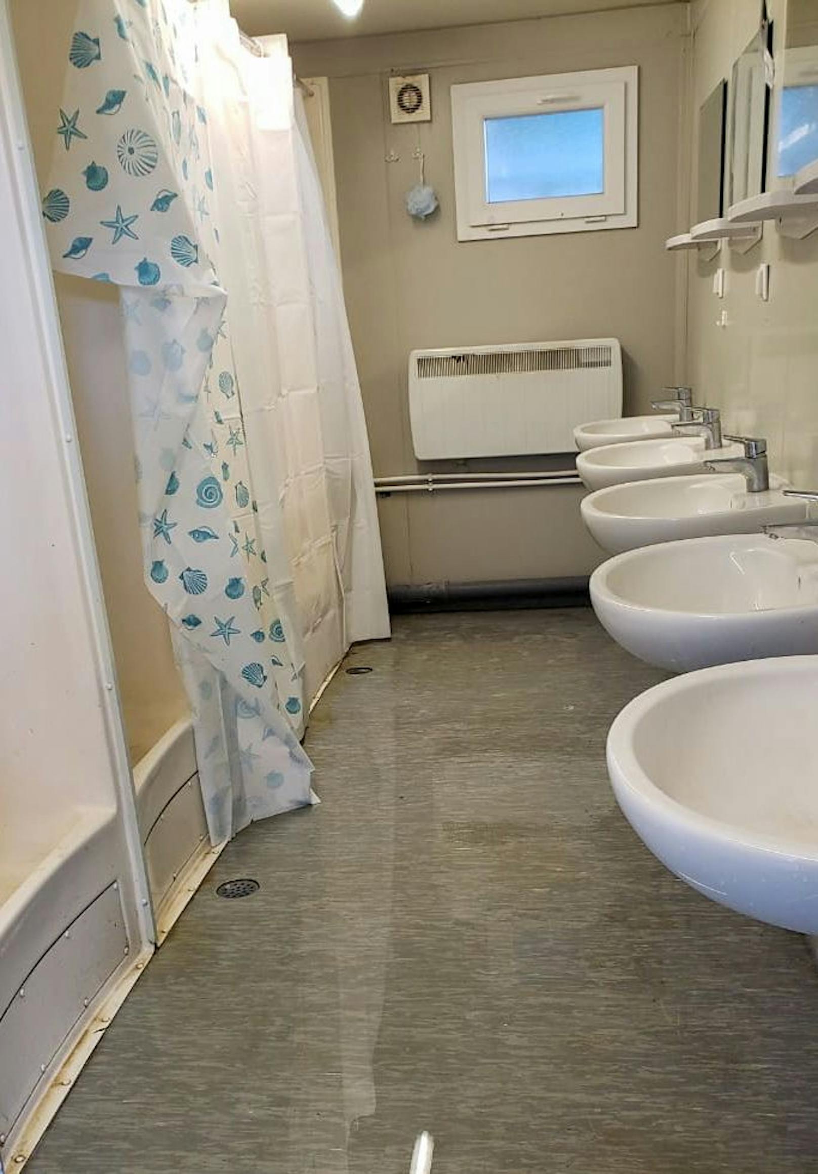 Für knapp 300 Bewohner gibt es laut Kritikern nur acht Toiletten und acht Duschen.
