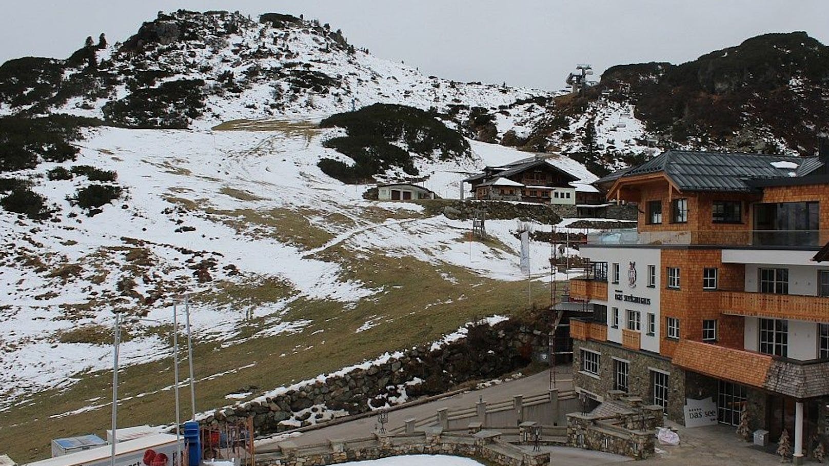 Am Hochkarhaus in der Ski-Region Obertauern liegt schon Schnee.
