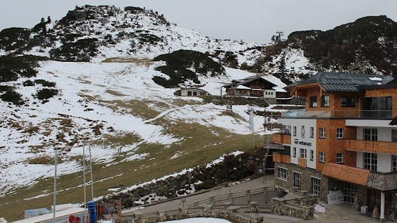 Am Hochkarhaus in der Ski-Region Obertauern liegt schon Schnee.