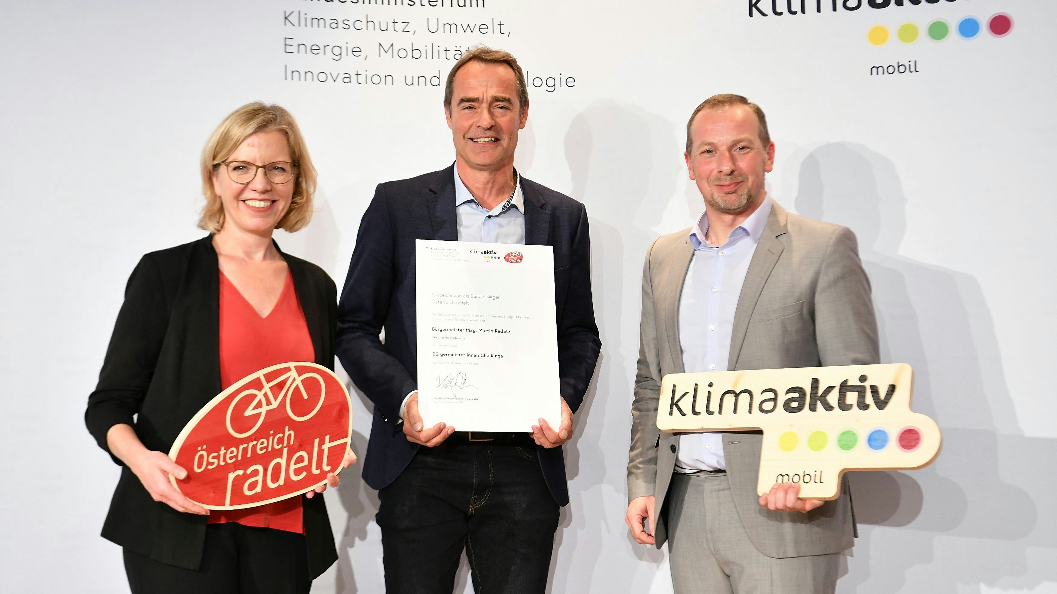 Der Sieger der Bürgermeister-Challenge: Martin Radatz aus Leithaprodersdorf (Mitte), mit Klimaschutzministerin Leonore Gewessler und dem Vertreter des Städtebundes Stephan Auer-Stüger