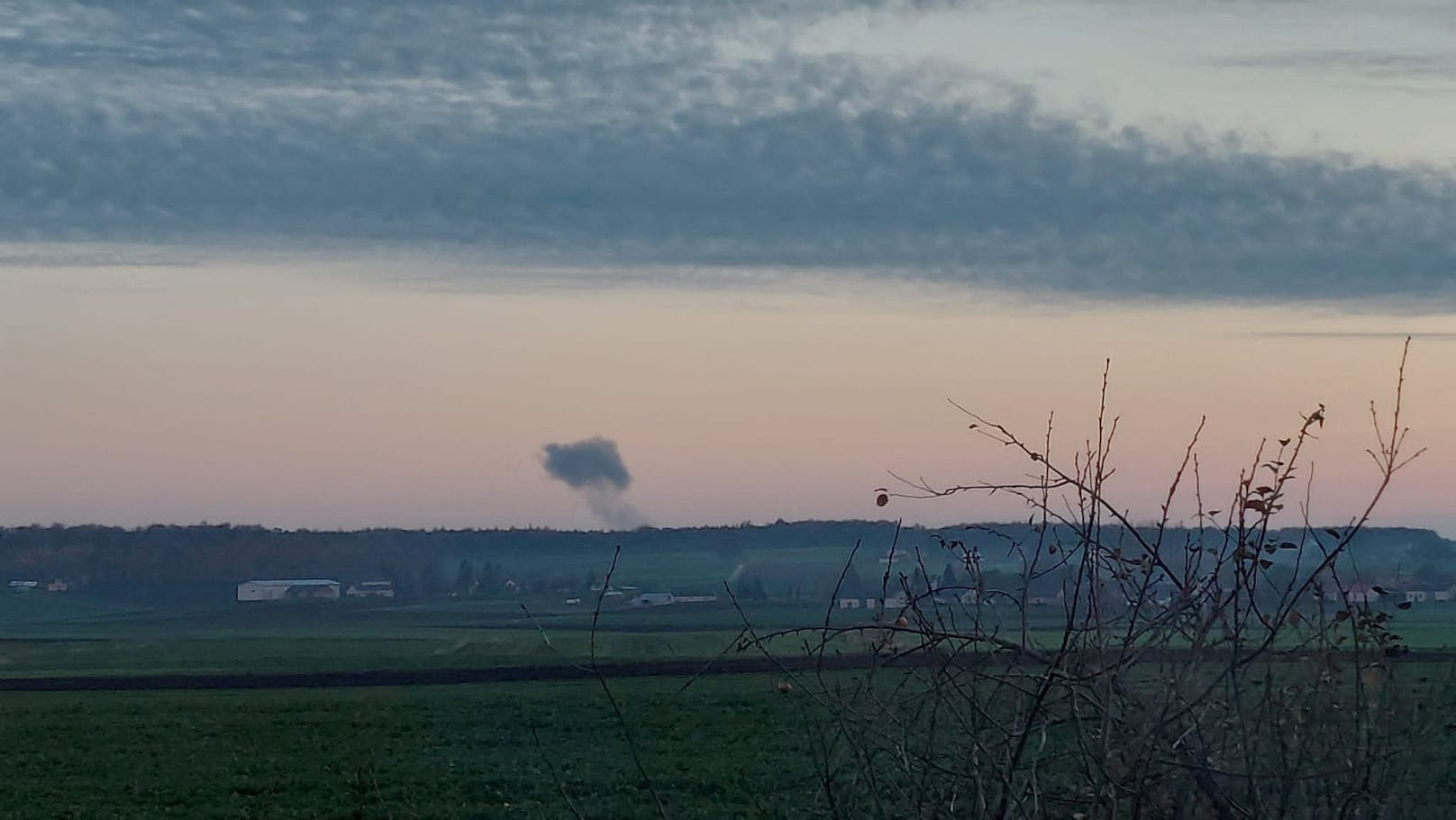 Augenzeugen aus dem Bezirk Hrubieszów berichten, dass sie kurz vor der Explosion "ein seltsames Objekt am Himmel schnell zu Boden fallen" gesehen hätten.