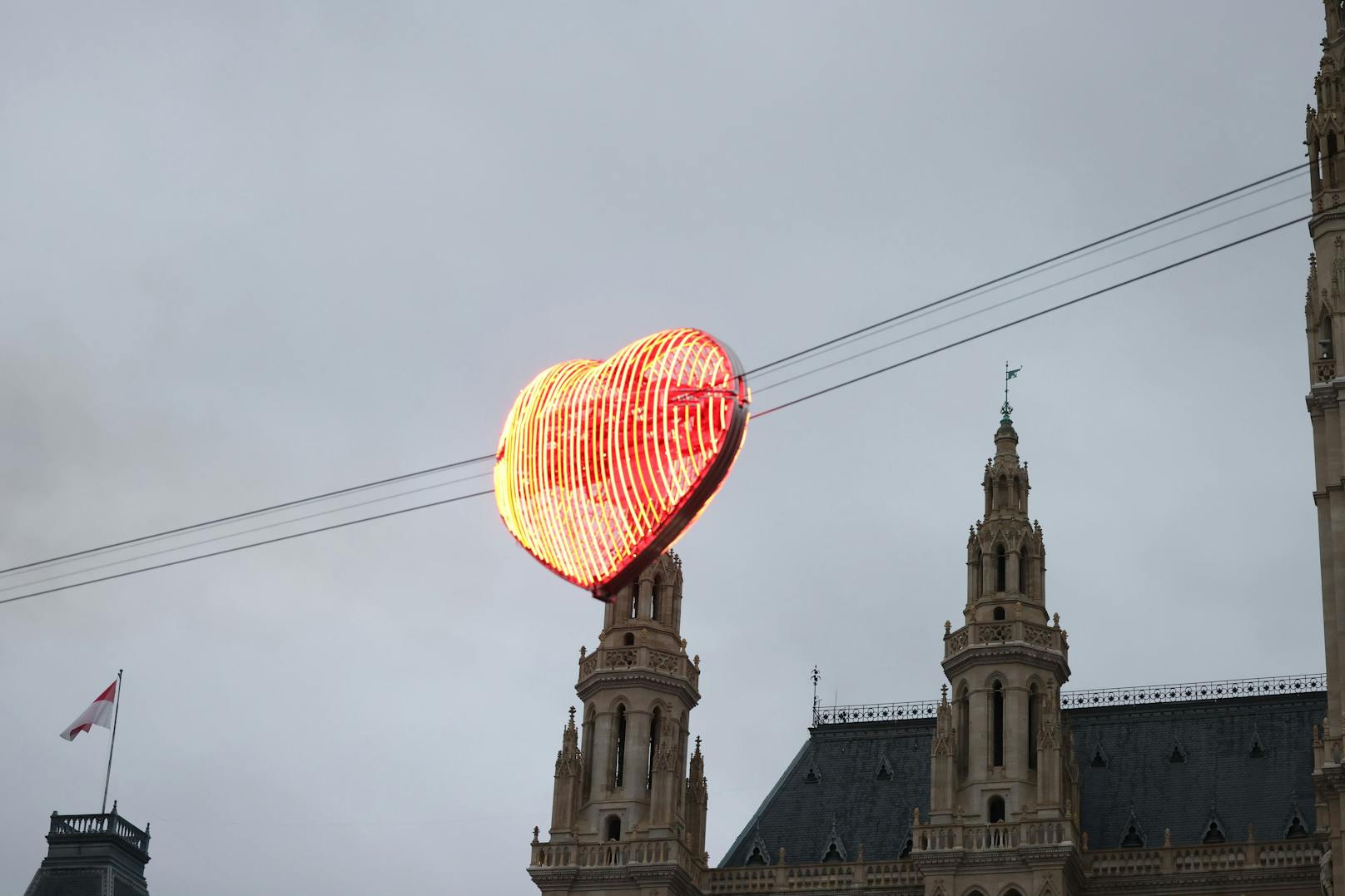 In 13 Metern Höhe fährt das Herz über den Rathausplatz.