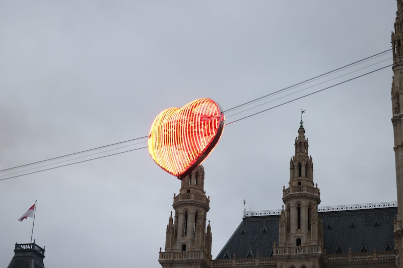 In 13 Metern Höhe fährt das Herz über den Rathausplatz.