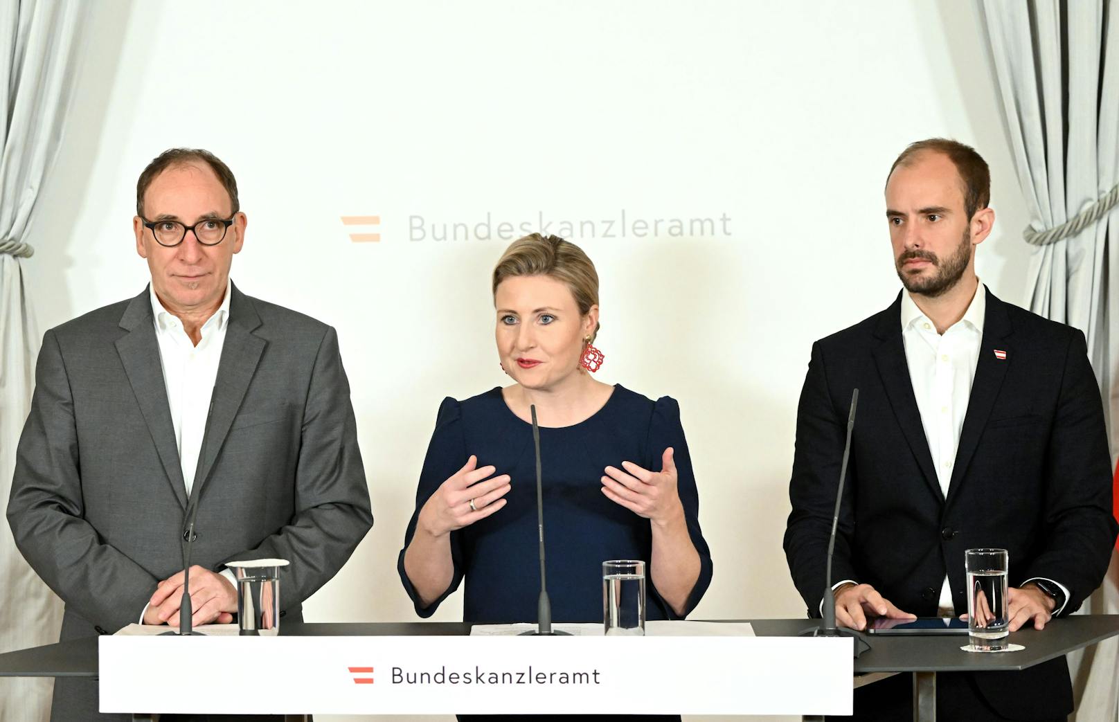 v.l.: <strong>Johannes Rauch</strong> (Grüne), <strong>Susanne Raab</strong>&nbsp;und <strong>Florian Tursky</strong> (beide ÖVP) bei der Ministerrat-Präsentation des neuen Eltern-Kind-Passes am 16.11.2022.