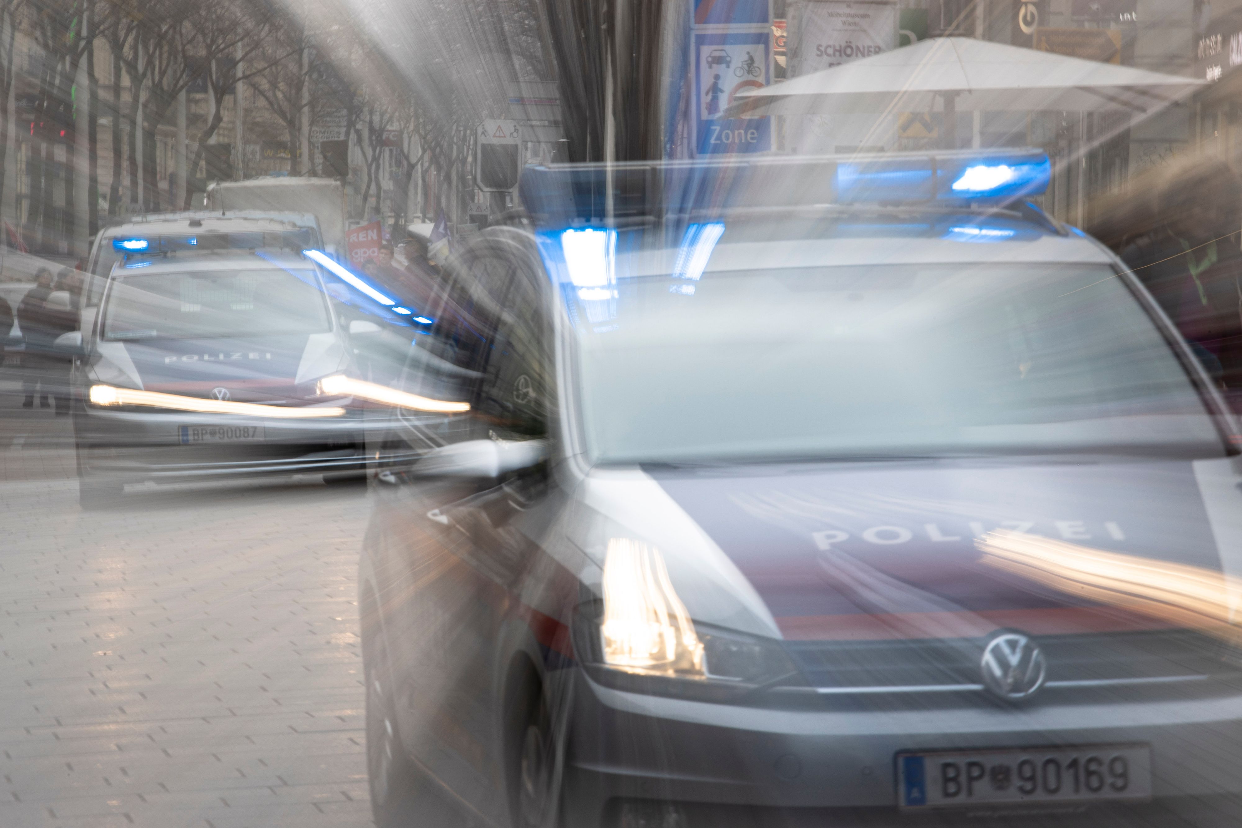 Download von www.picturedesk.com am 16.11.2022 (12:44).  Polizisten befinden sich während einer Demonstration im Einsatz. Im Bild: Funkstreife mit Blaulicht. Wien, Österreich. 08.11.2022 // Vienna police forces are in service during a demonstration. Picture: Police car with blue flashlights. Vienna, Austria. November 8th, 2022 - 20221108_PD23781 - Rechteinfo: Rights Managed (RM)