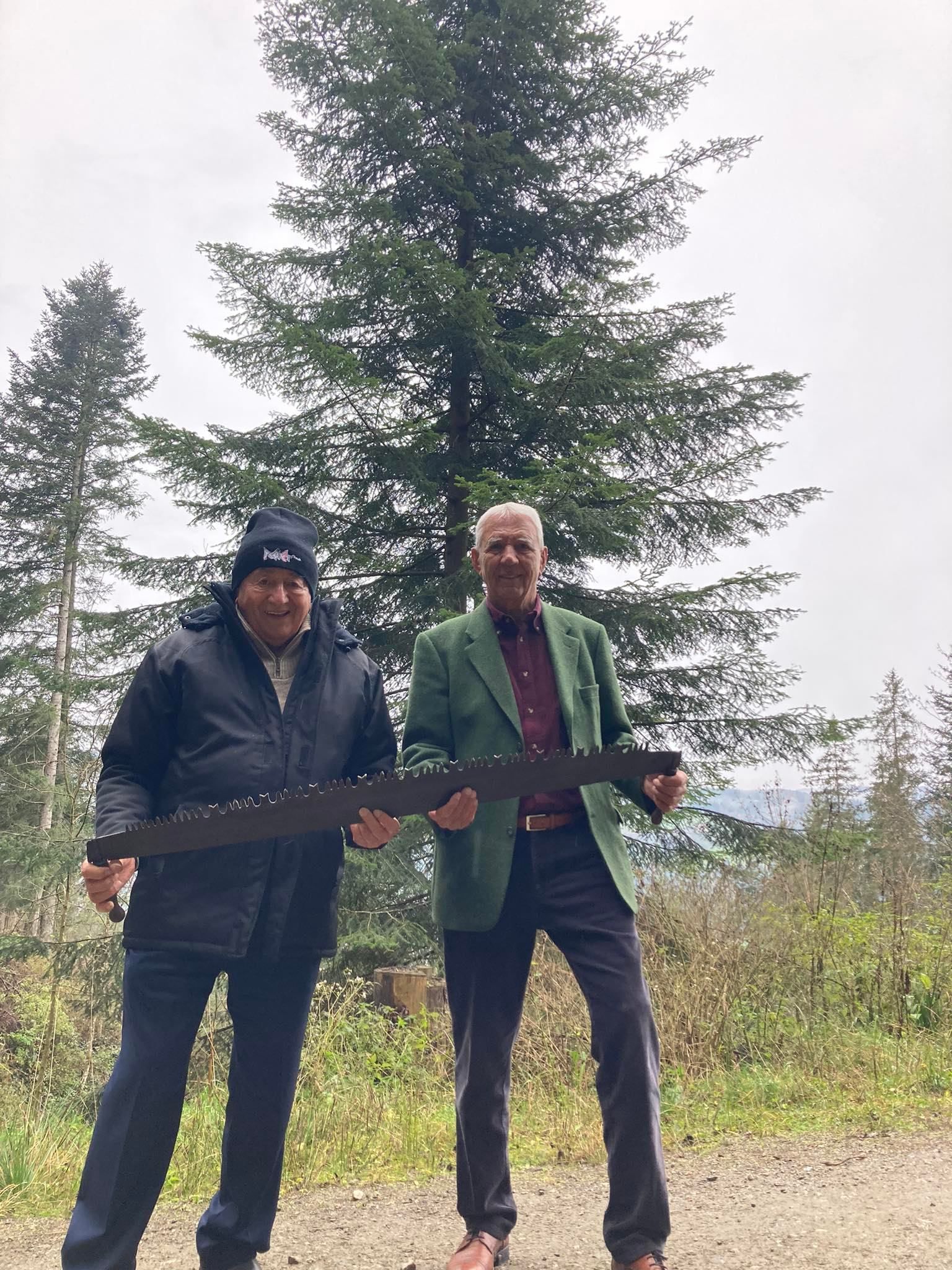 Alfred Riedl und Richard Lugner – im Hintergrund die Tanne für die Lugner City 