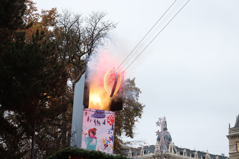 Premiere für den ersten "Herzerlflug" am Christkindlmarkt.