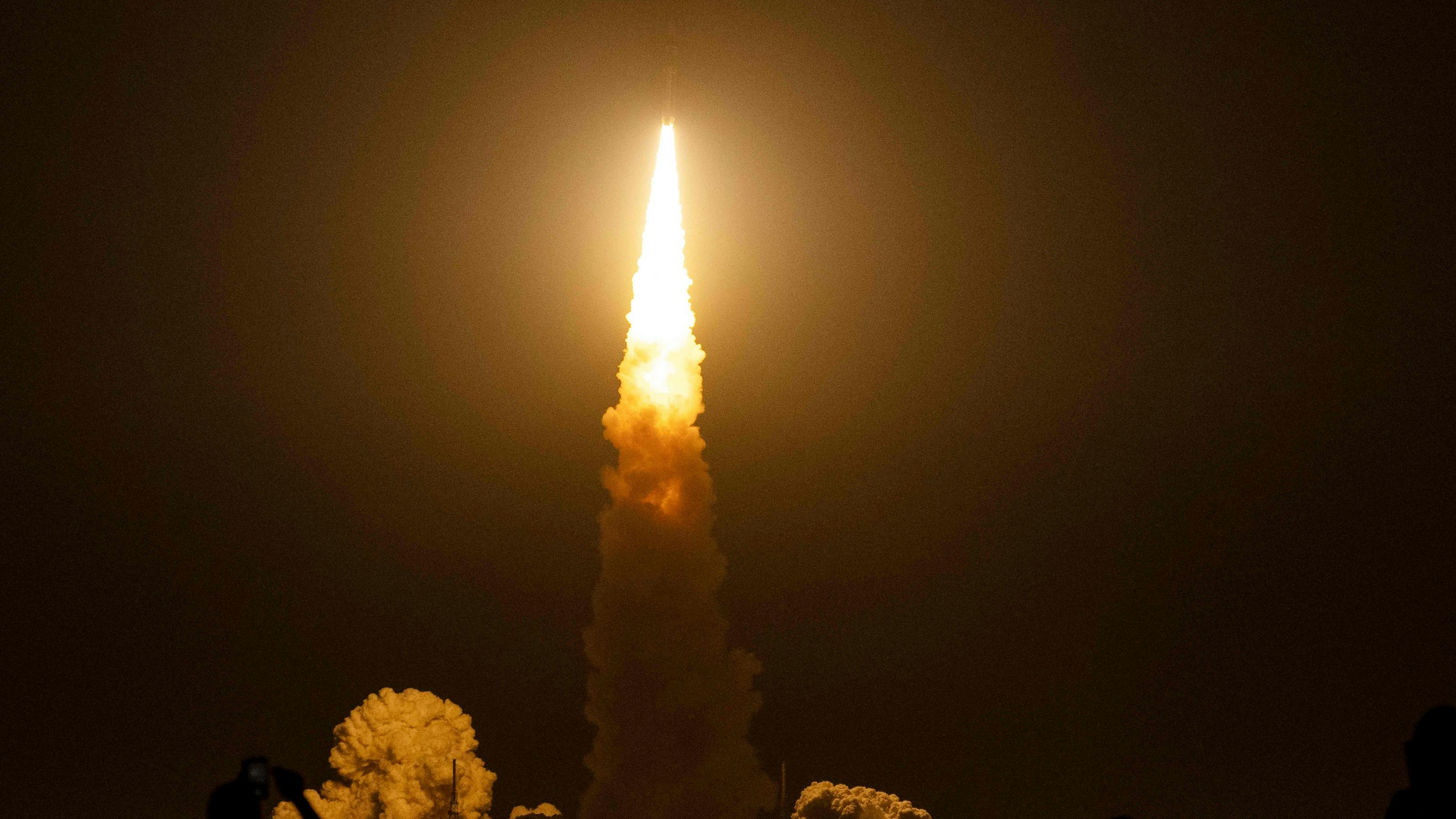 Download von www.picturedesk.com am 16.11.2022 (08:00).  Spectators cheer as the Artemis I unmanned lunar rocket lifts off from launch pad 39B at NASA's Kennedy Space Center in Cape Canaveral, Florida, on November 16, 2022. - NASA's Artemis 1 mission is a 25-and-a-half day voyage beyond the far side of the Moon and back. The meticulously choreographed uncrewed flight should yield spectacular images as well as valuable scientific data. (Photo by Jim WATSON / AFP) - 20221116_PD1880 - Rechteinfo: Rights Managed (RM) Nur für redaktionelle Nutzung! Werbliche Nutzung erfordert Freigabe: bitte schicken Sie uns eine Anfrage.