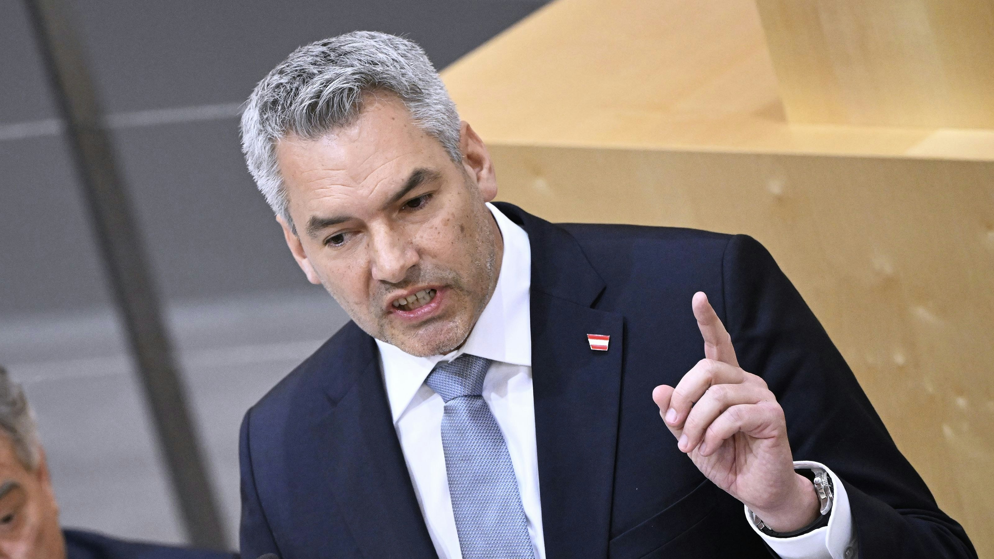 Download von www.picturedesk.com am 16.11.2022 (08:44).  ABD0040_20221102 - WIEN - ÖSTERREICH: Bundeskanzler Karl Nehammer und Vizekanzler Werner Kogler (L.) im Rahmen einer Sondersitzung des Nationalrates auf Verlangen von SPÖ und FPÖ zur ÖVP-Korruptions-Affäre am Mittwoch, 2. November 2022, im Parlamentsausweichquartier in Wien. - FOTO: APA/ROBERT JAEGER - 20221102_PD5226 - Rechteinfo: Rights Managed (RM)