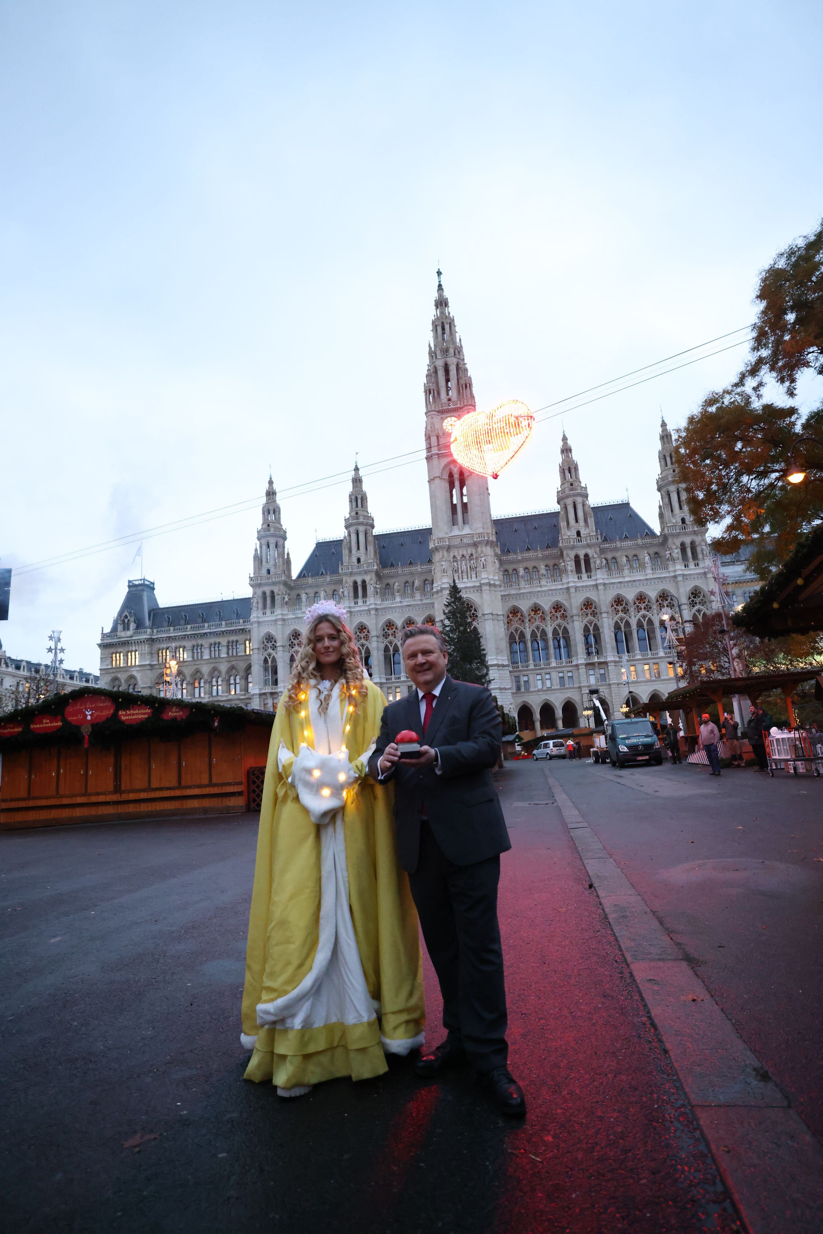 Teamwork: Gemeinsam mit dem diesjährigen Christkindl präsentierte Bürgermeister Michael Ludwig (SP) die neue Attraktion am Rathausplatz