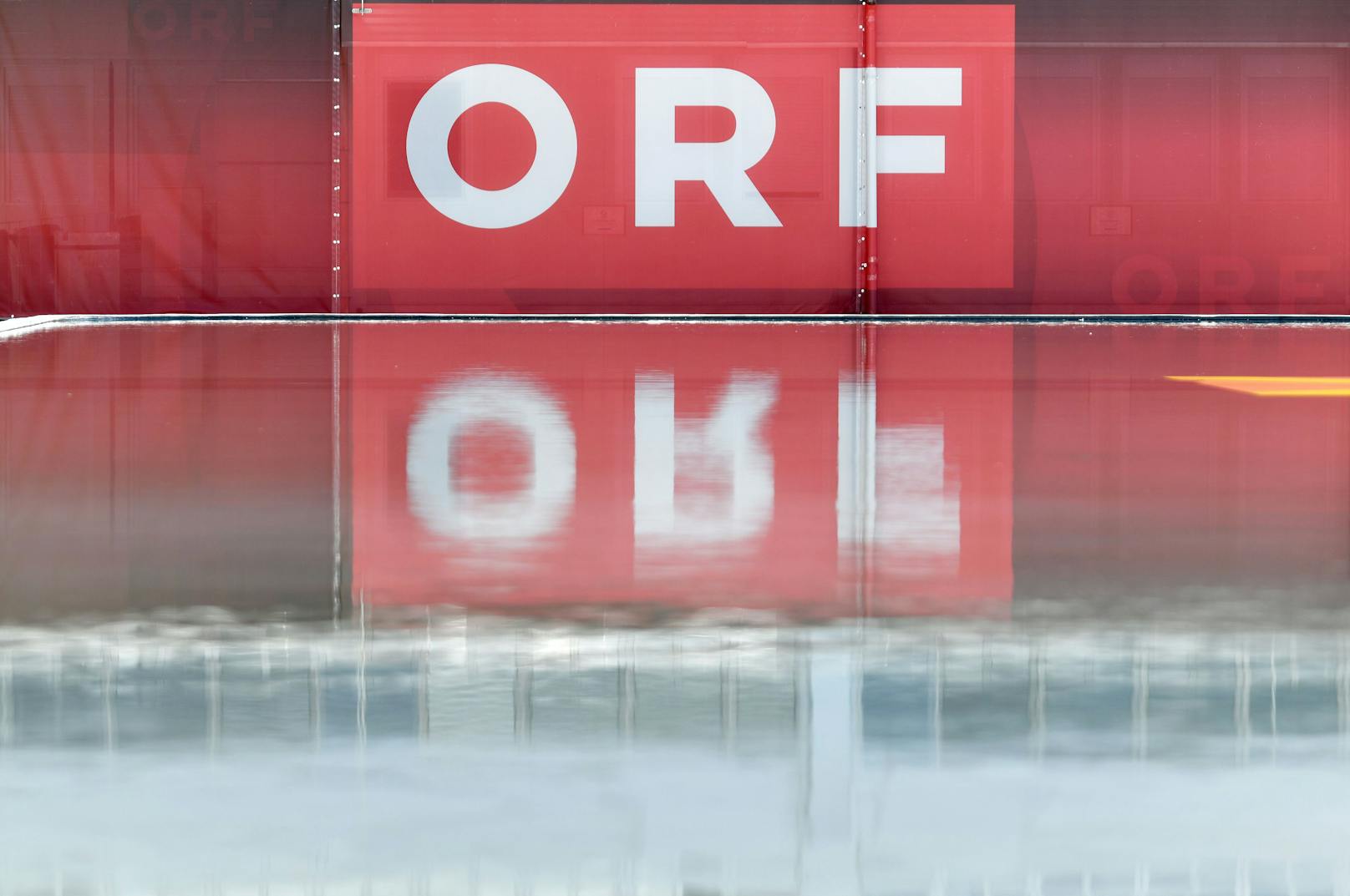 Das ORF-Logo am Geländes des ORF-Zentrums in Wien.