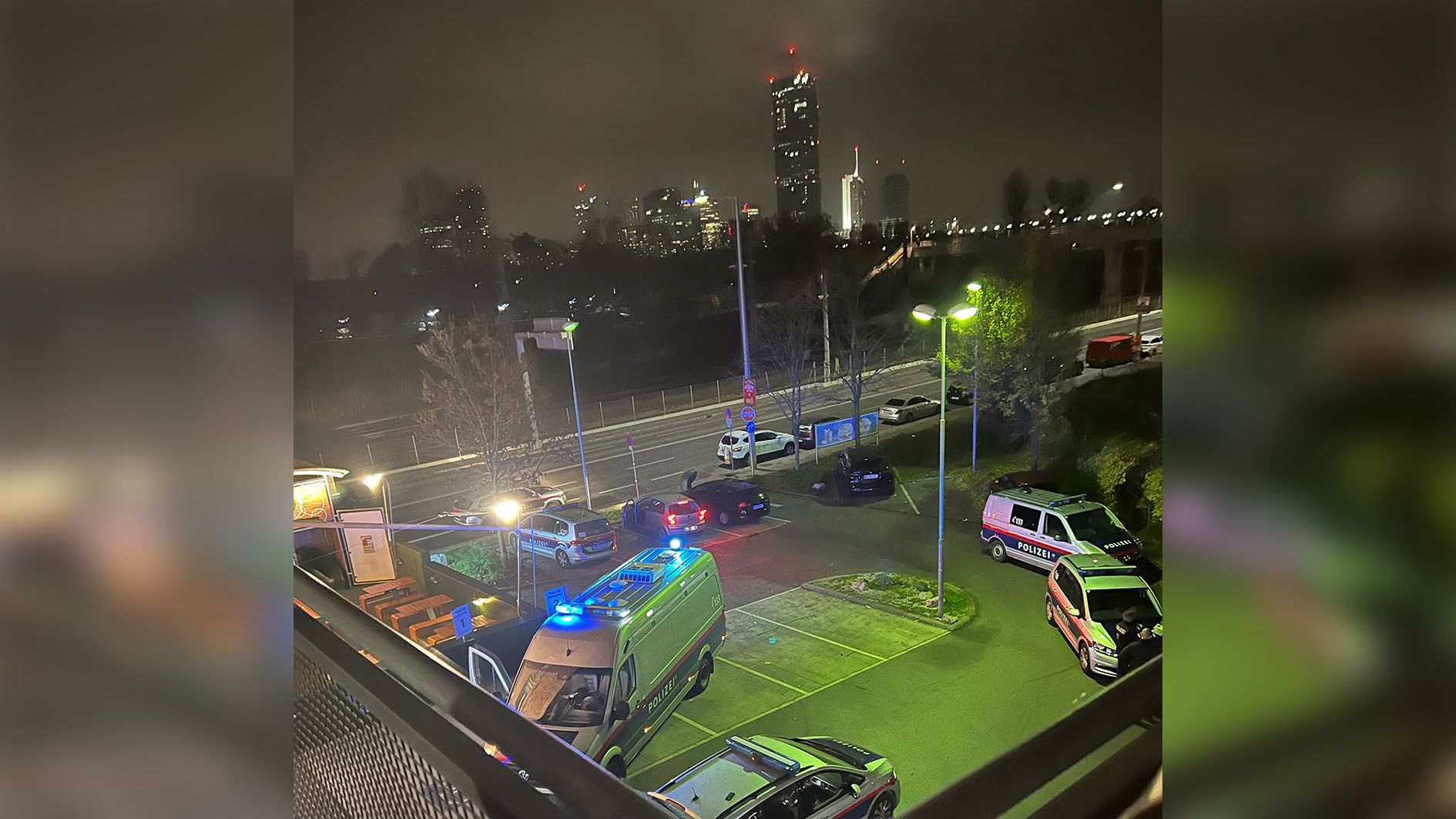 Blaulichtalarm vor einer Fast Food-Filiale in der Wiener Leopoldstadt.