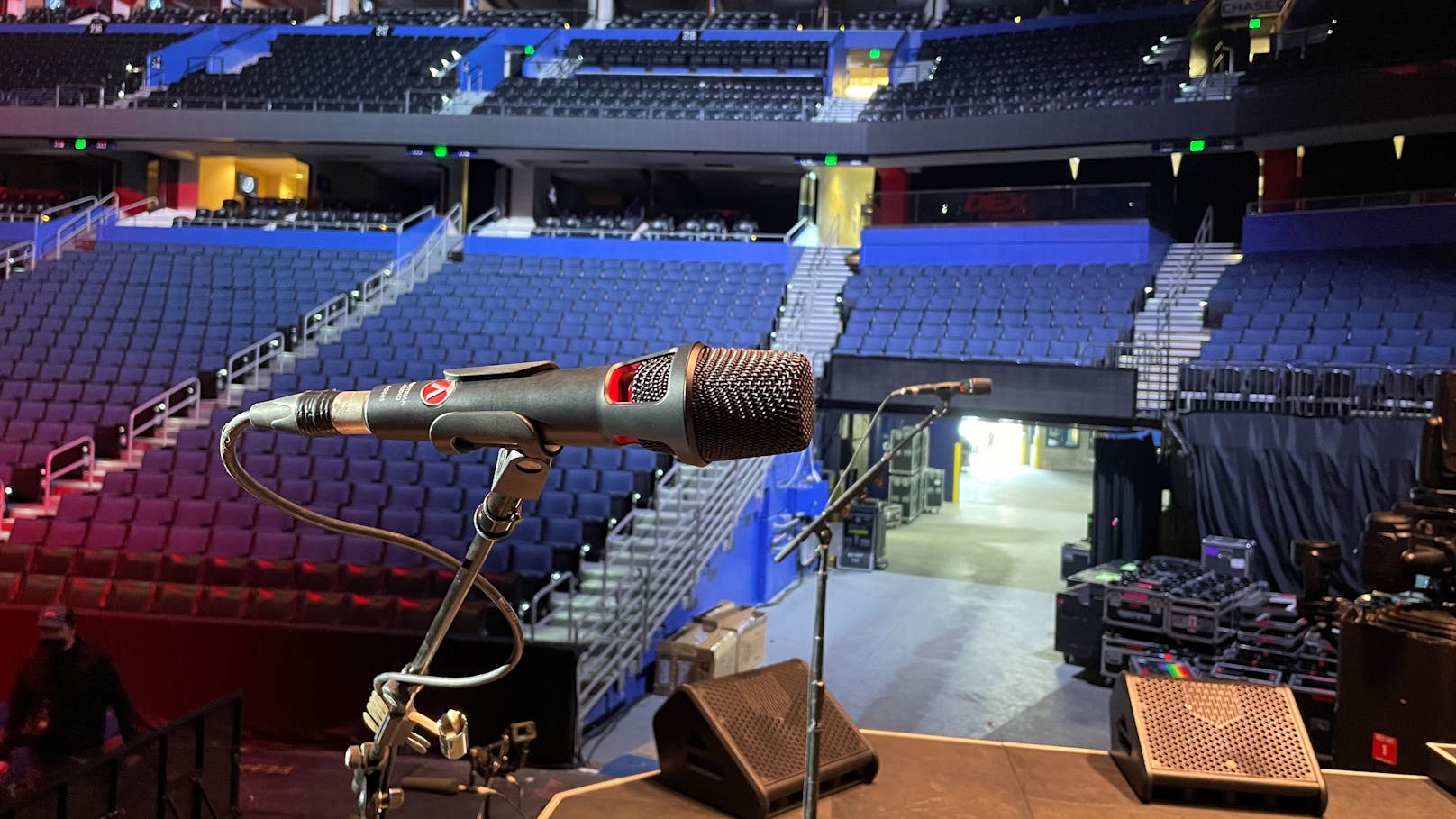 Beim Aufbau der Bühne von Bon Jovi mittlerweile immer dabei: das OC707 von Austrian Audio.