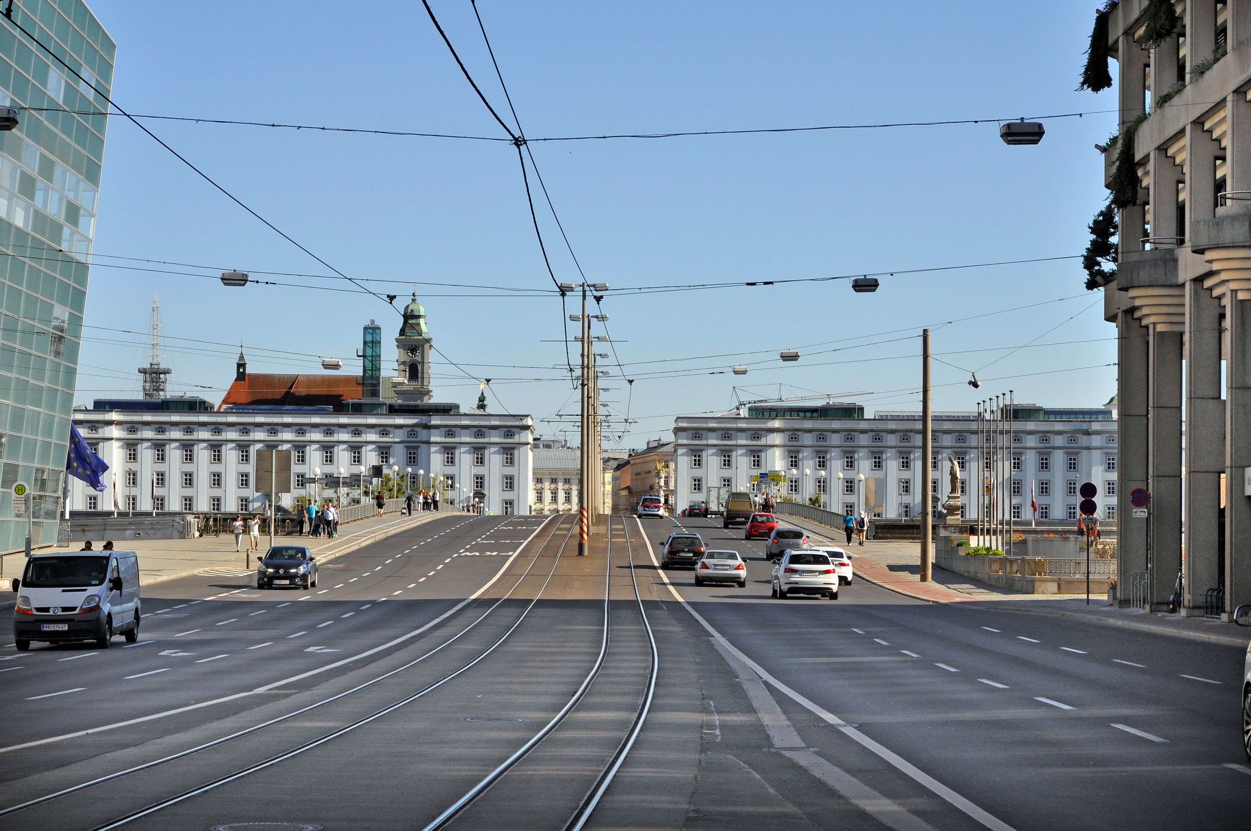 Die Nibelungenbrücke soll künftig komplett autofrei werden. Das fordern die Grünen.