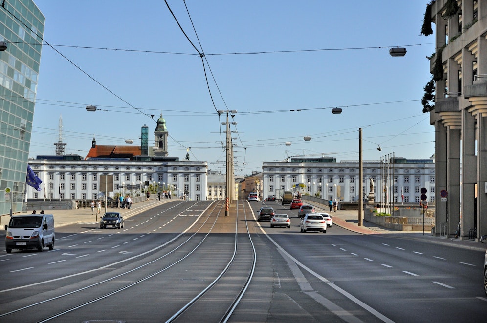 Die Nibelungenbrücke soll künftig komplett autofrei werden. Das fordern die Grünen.