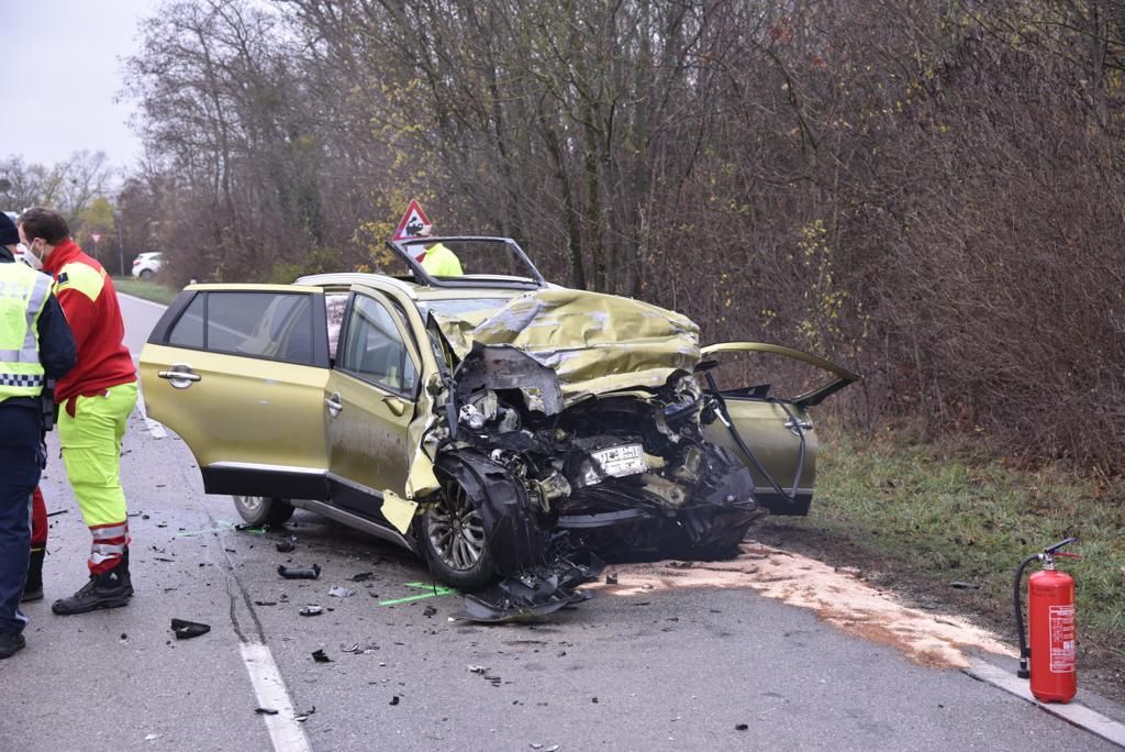 Pkw Prallte Gegen Lkw - Autolenker Starb Noch Vor Ort ...