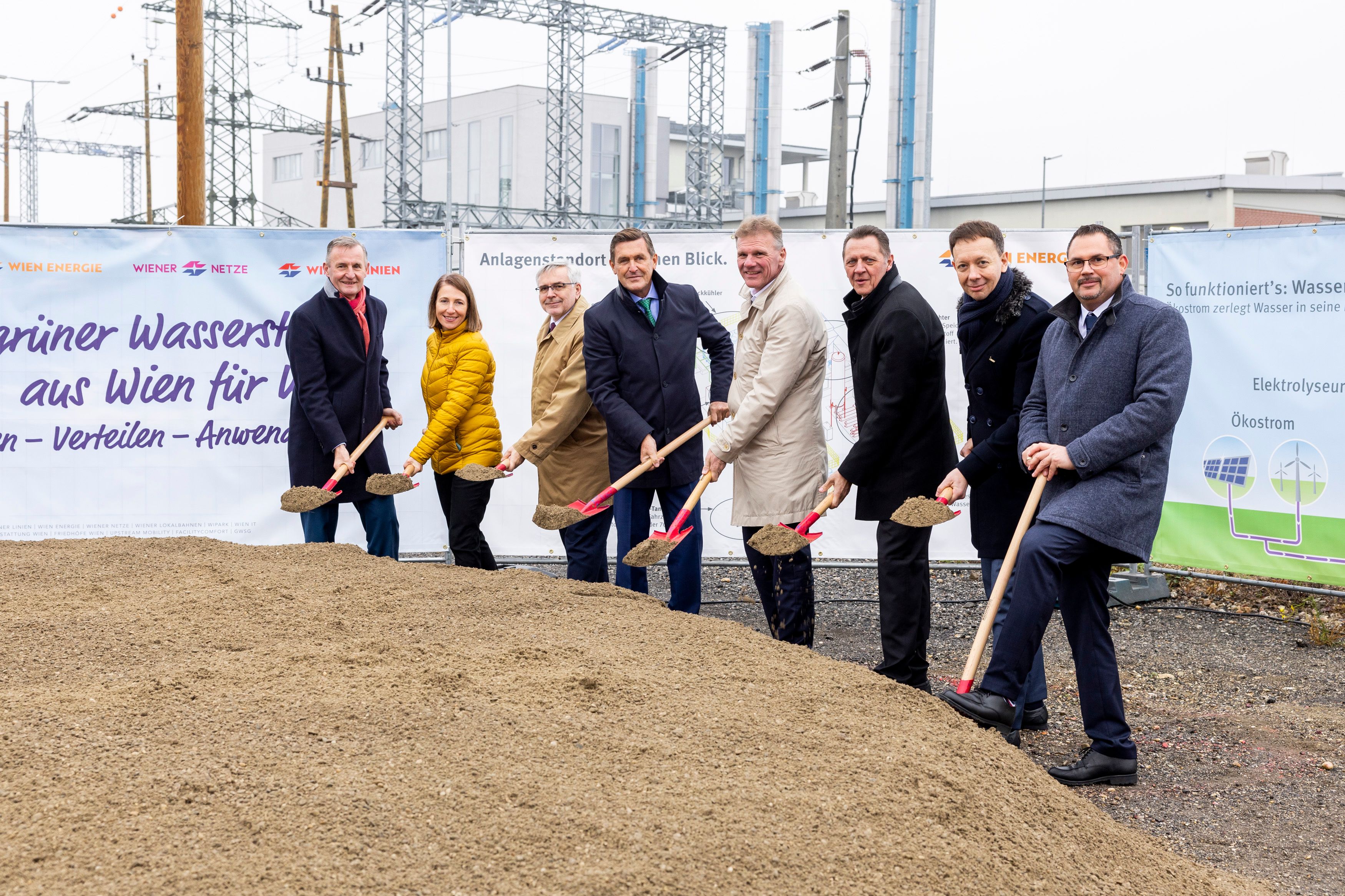 In Simmering entsteht eine Erzeugungsanlage für Wasserstoff. (v.l.n.r.: Peter Weinelt, Gudrun Senk, Gerhard Fida, Peter Hanke, Michael Strebl, Thomas Steinhart, Karl Gruber, Helmut Meixner)