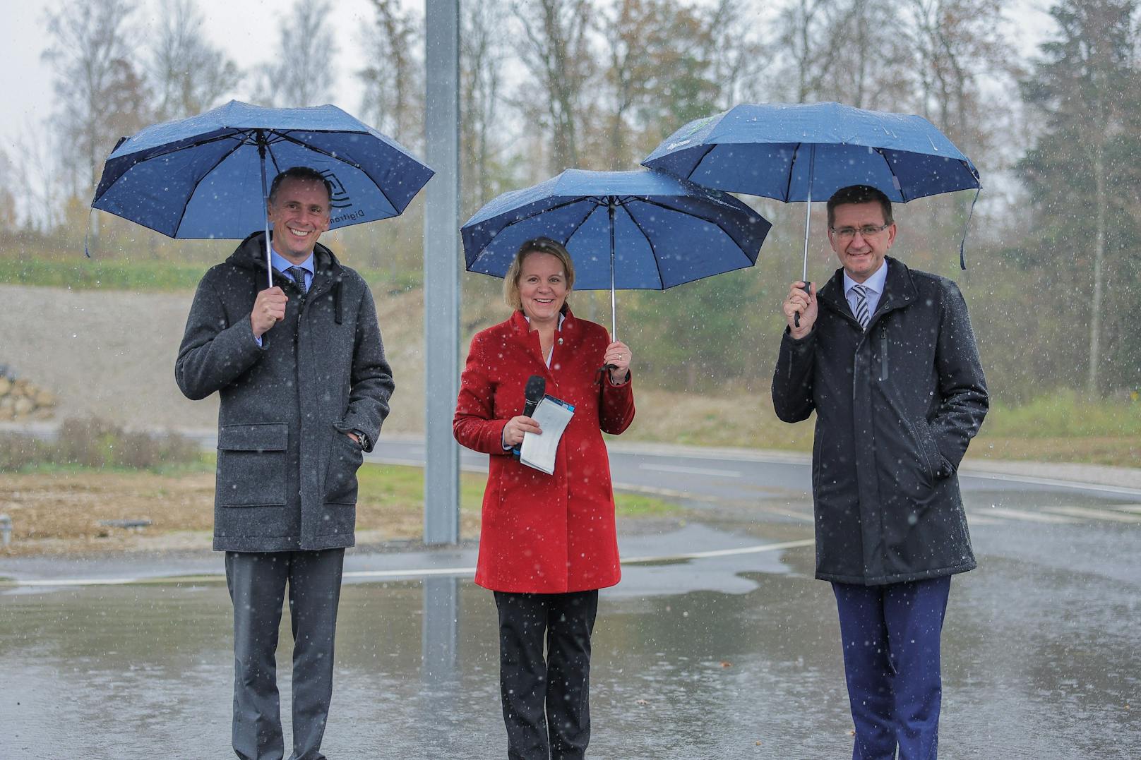 NÖ Wirtschaftslandesrat Jochen Danninger, DigiTrans-Geschäftsführerin Eva Tatschl-Unterberger, OÖ Wirtschafts-Landesrat Markus Achleitner (v.l.)