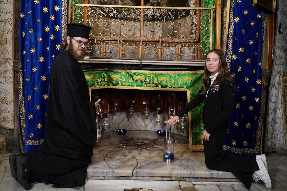 Ein orthodoxer Mönch übergab der Schülerin das Friedenslicht.