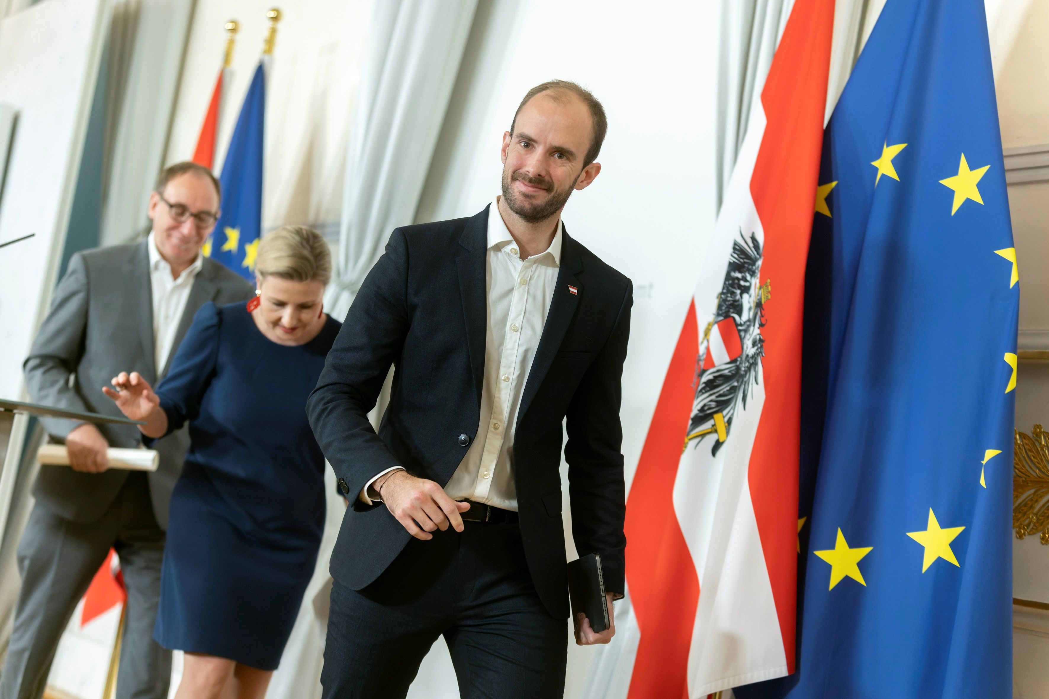 Staatssekretär Florian Tursky mit seinem iPad bei der heutigen Pressekonferenz.
