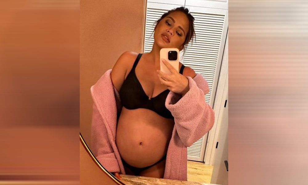 Chrissy Teigen muss beim Husten Blut spucken.
