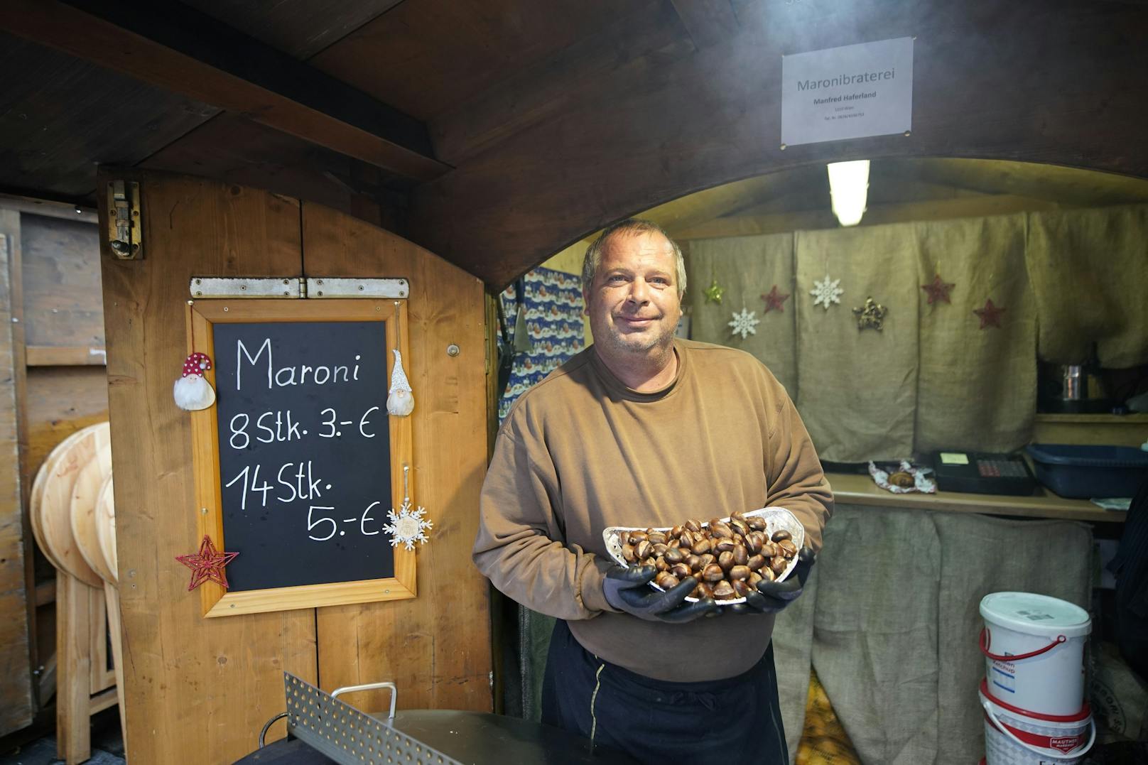 Manfred Haferland verkauft seit sieben Jahren den beliebten Weihnachtsmarkt-Snack.&nbsp;