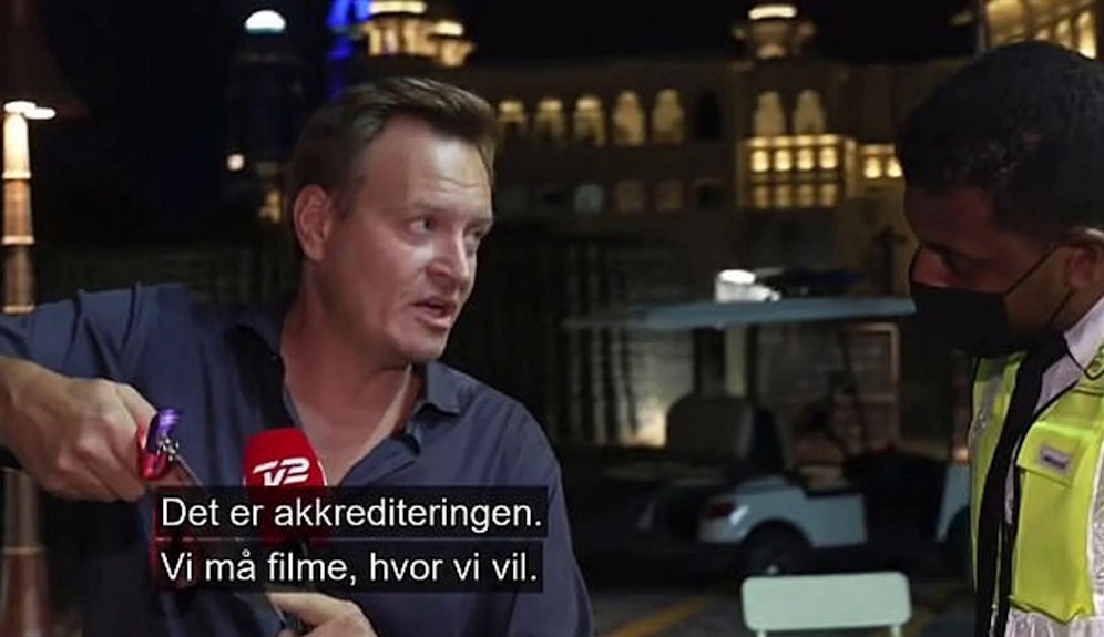 TV-Journalist Rasmus Tantholdt im Streit mit den Sicherheitskräften