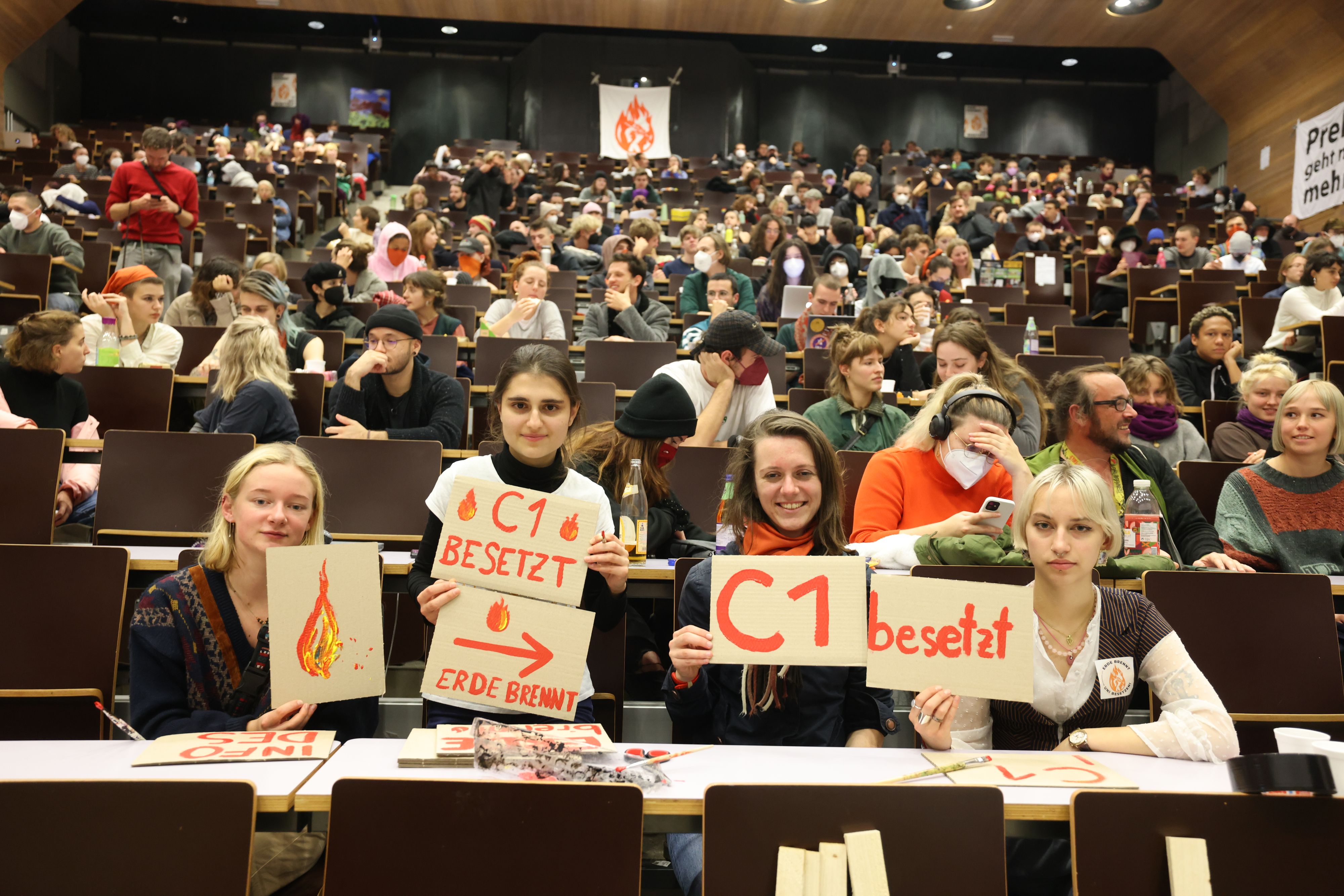 Klimaschützer besetzten nun den Hörsaal C1 am Uni Campus in Wien-Alsergrund.