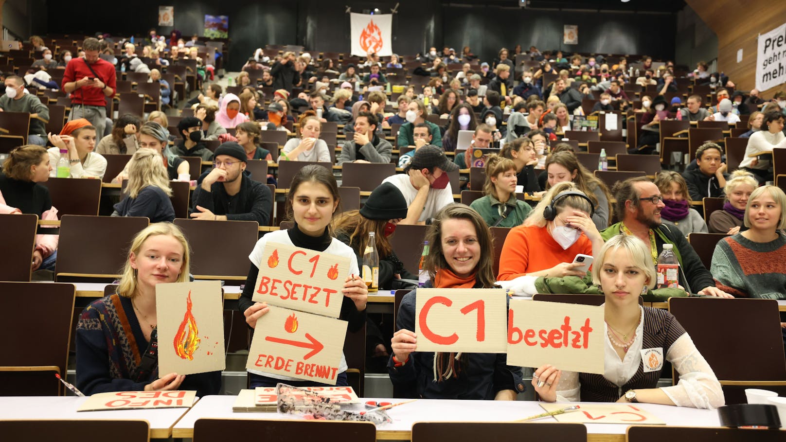 Klimaschützer besetzten nun den Hörsaal C1 am Uni Campus in Wien-Alsergrund.