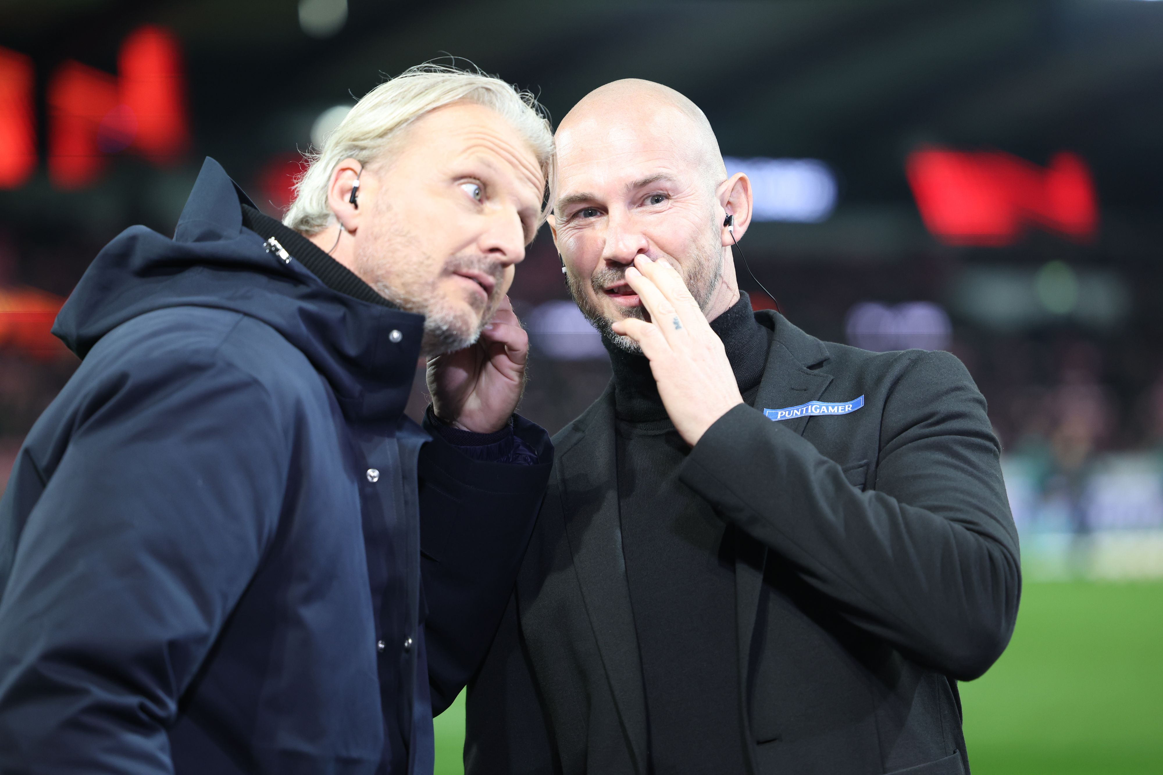Christian Ilzer flüstert Markus Schopp die Vertragdetails.