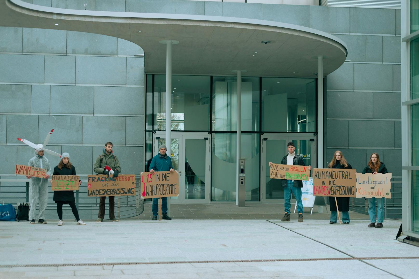 Klimaaktivisten protestierten vorm Landhaus St. Pölten